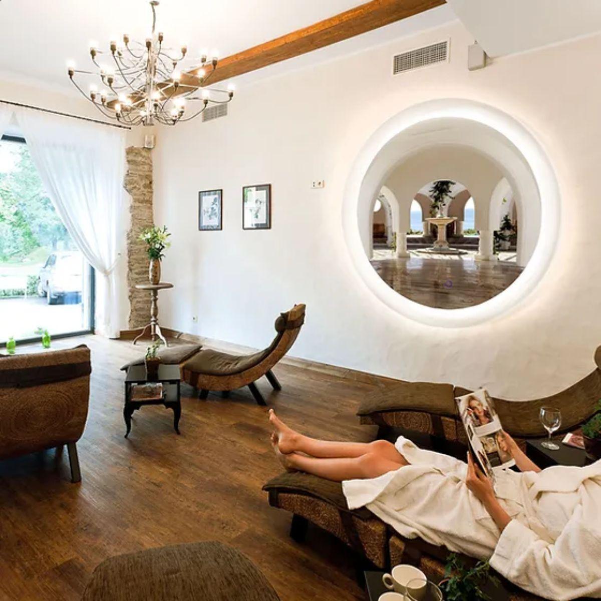 Royal Round 36 In. LED Wall Mirror With Touch On/Off Dimmer Function - Bees Lighting