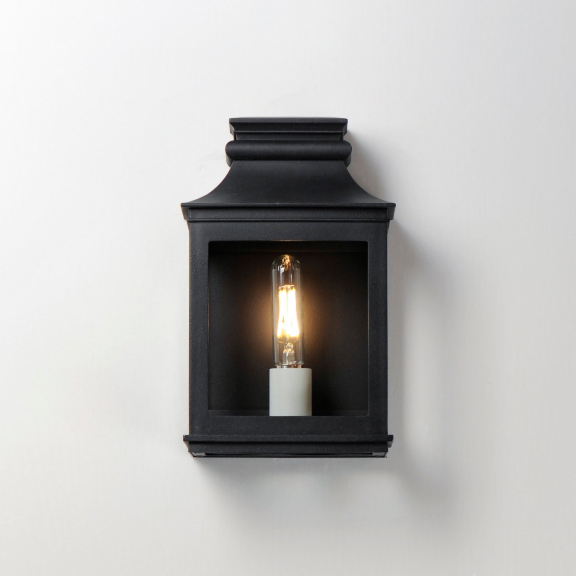 Savannah VX 13" Outdoor Wall Sconce, Black Oxide Finish - Bees Lighting