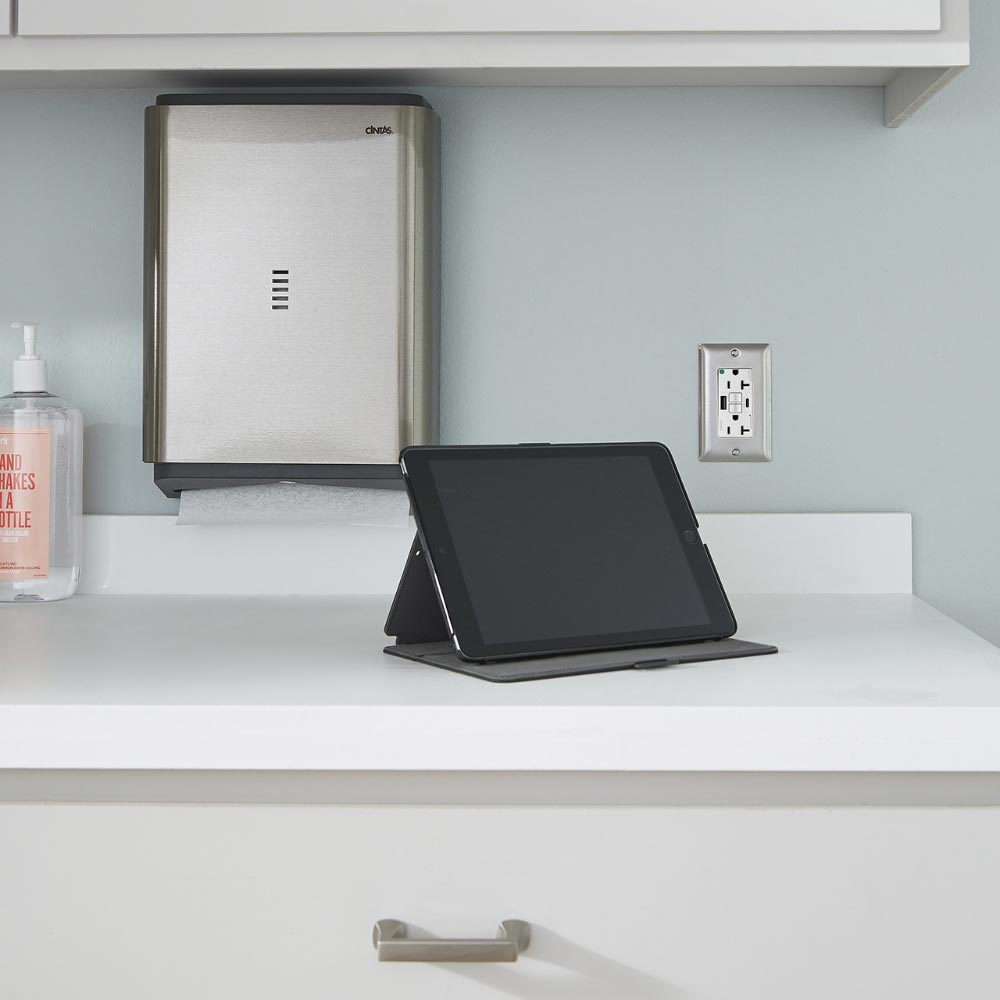 Hospital Grade Tamper-Resistant 20A Self-Test GFCI Receptacle, USB Type A/C, White - Bees Lighting