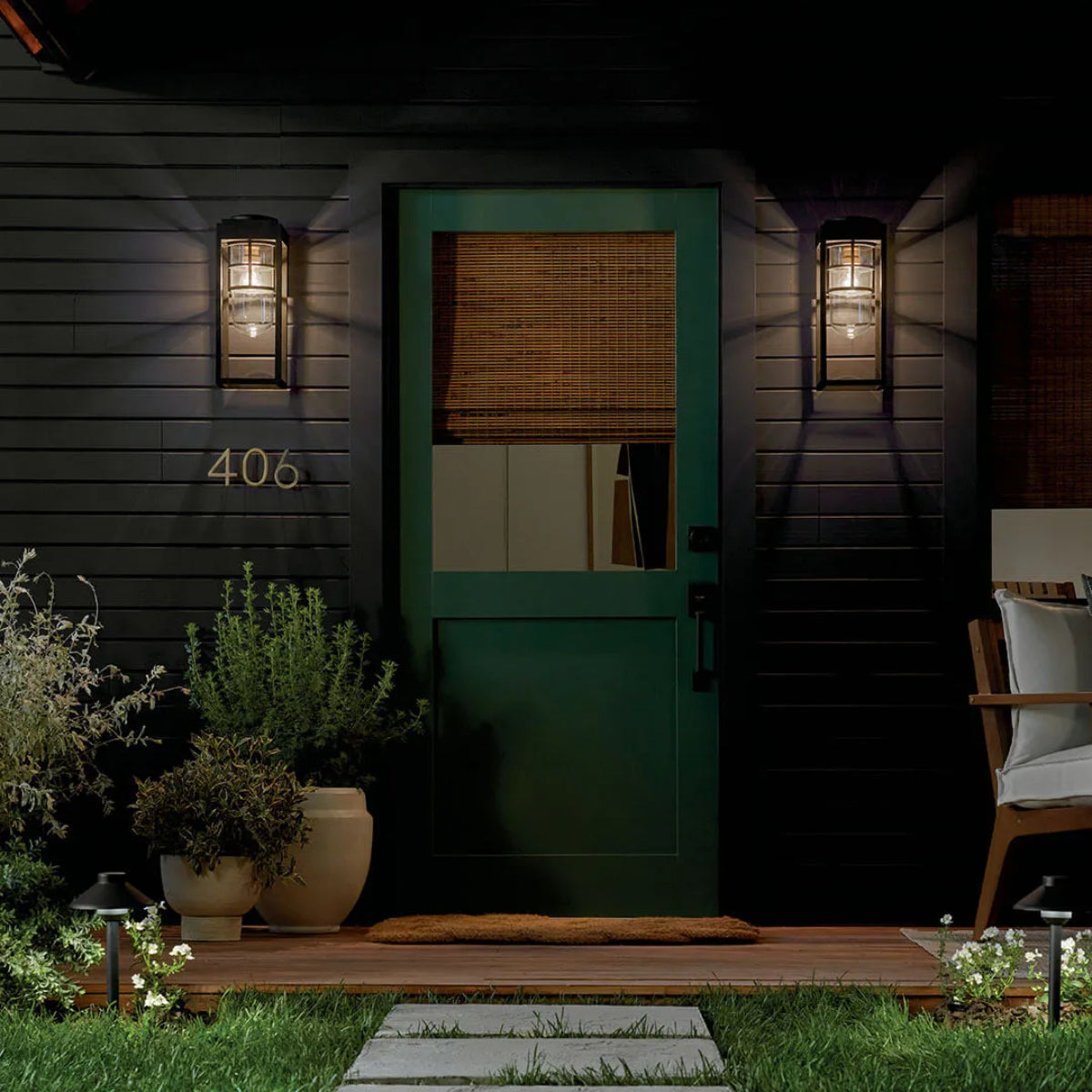 Hone 18" 1-Light Outdoor Wall Light, Black Finish - Bees Lighting