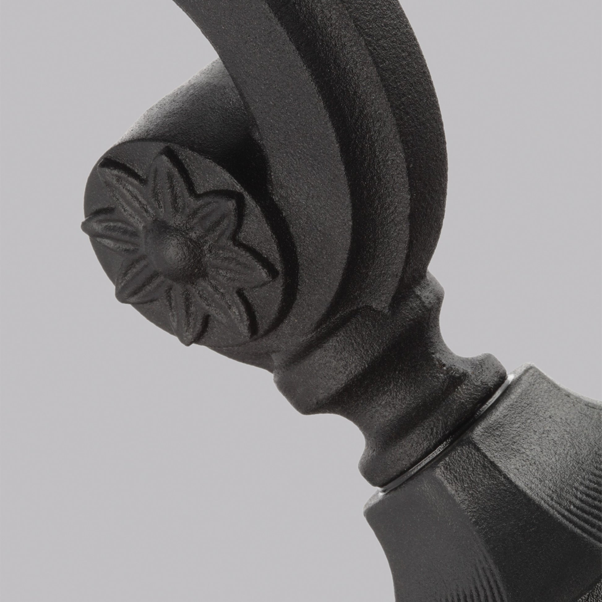 Cotswold Lane 24" 3-Light Medium Lantern, Black Finish with Clear Seeded Glass - Bees Lighting