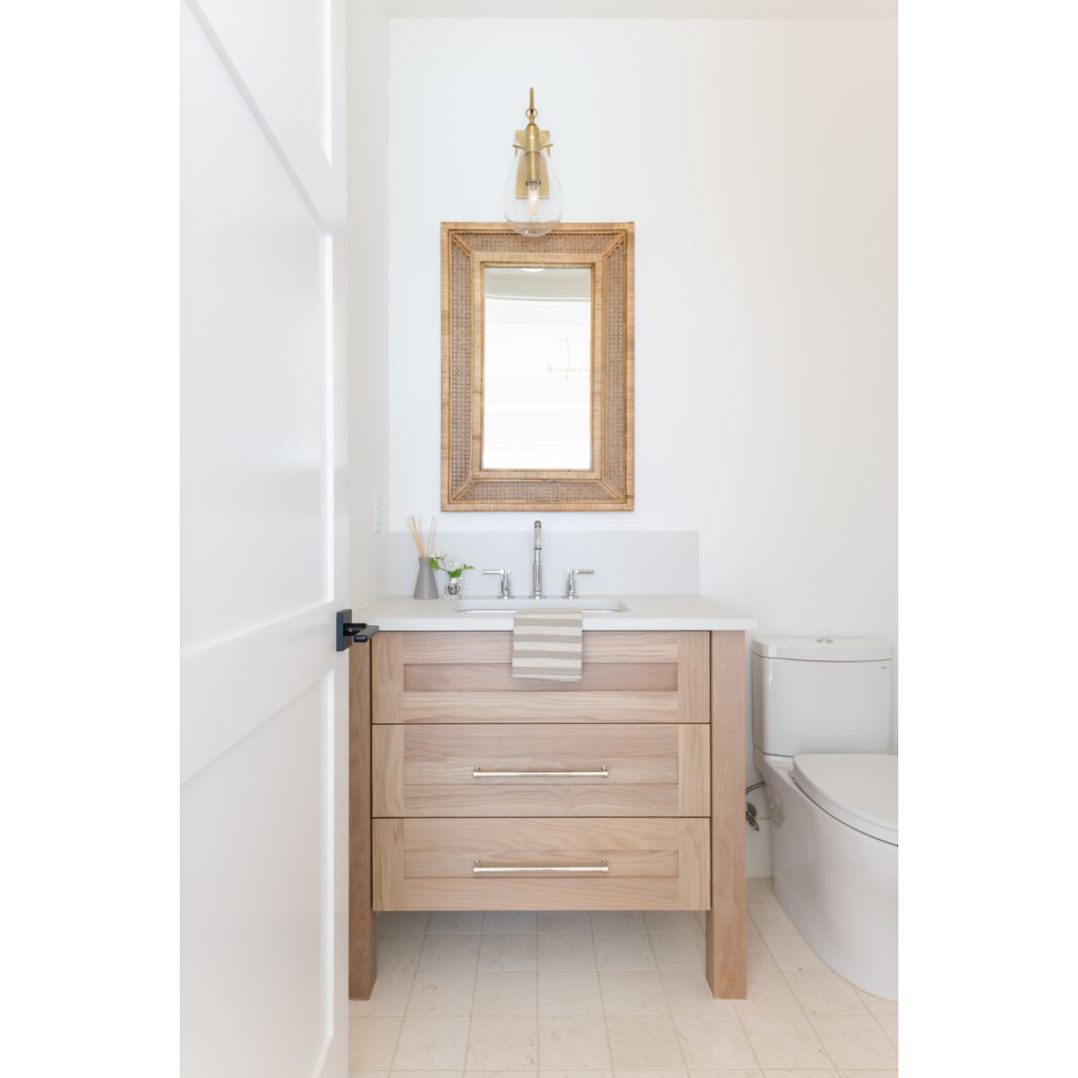 Ivy 18 in. LED Armed Sconce Brass finish - Bees Lighting