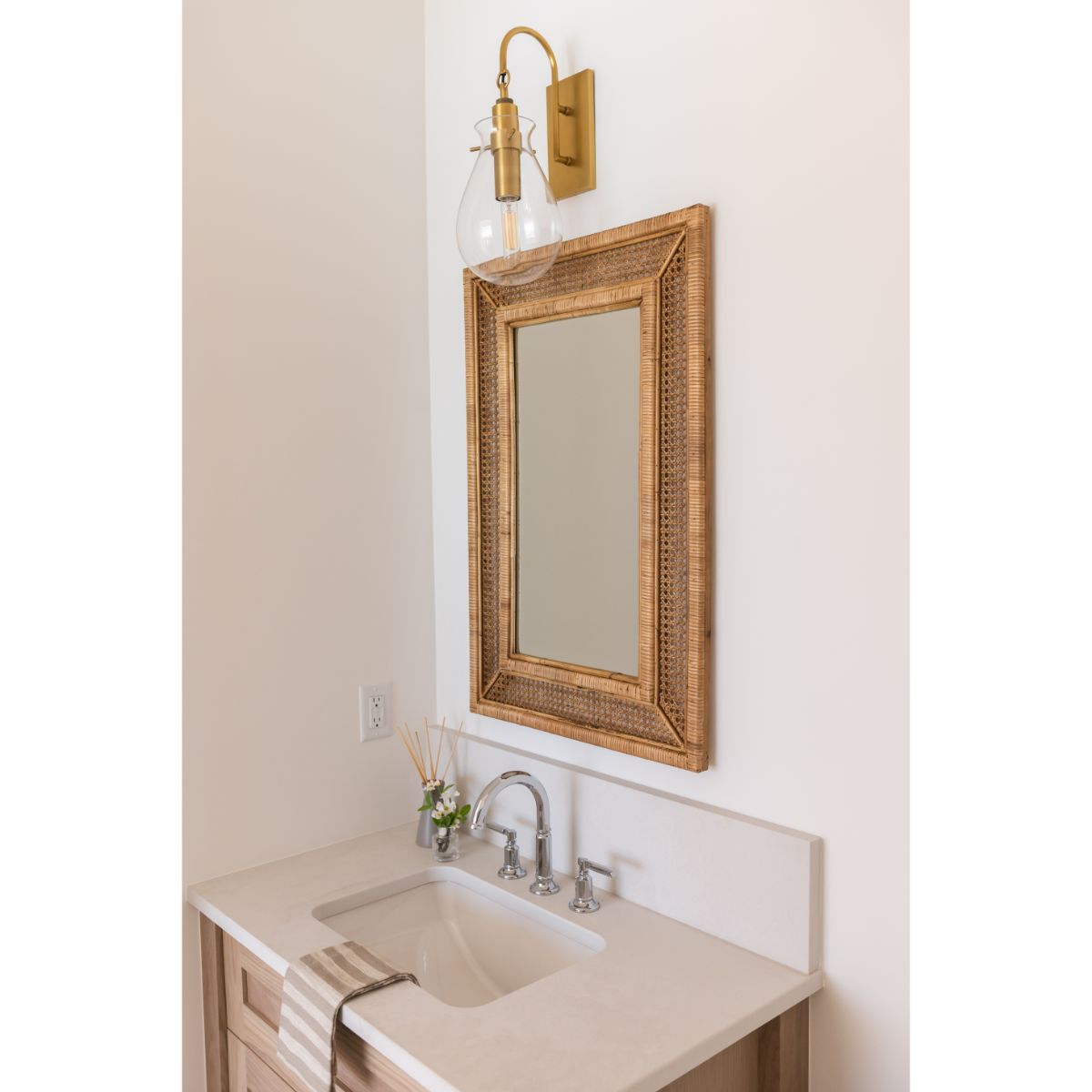 Ivy 18 in. LED Armed Sconce Brass finish - Bees Lighting