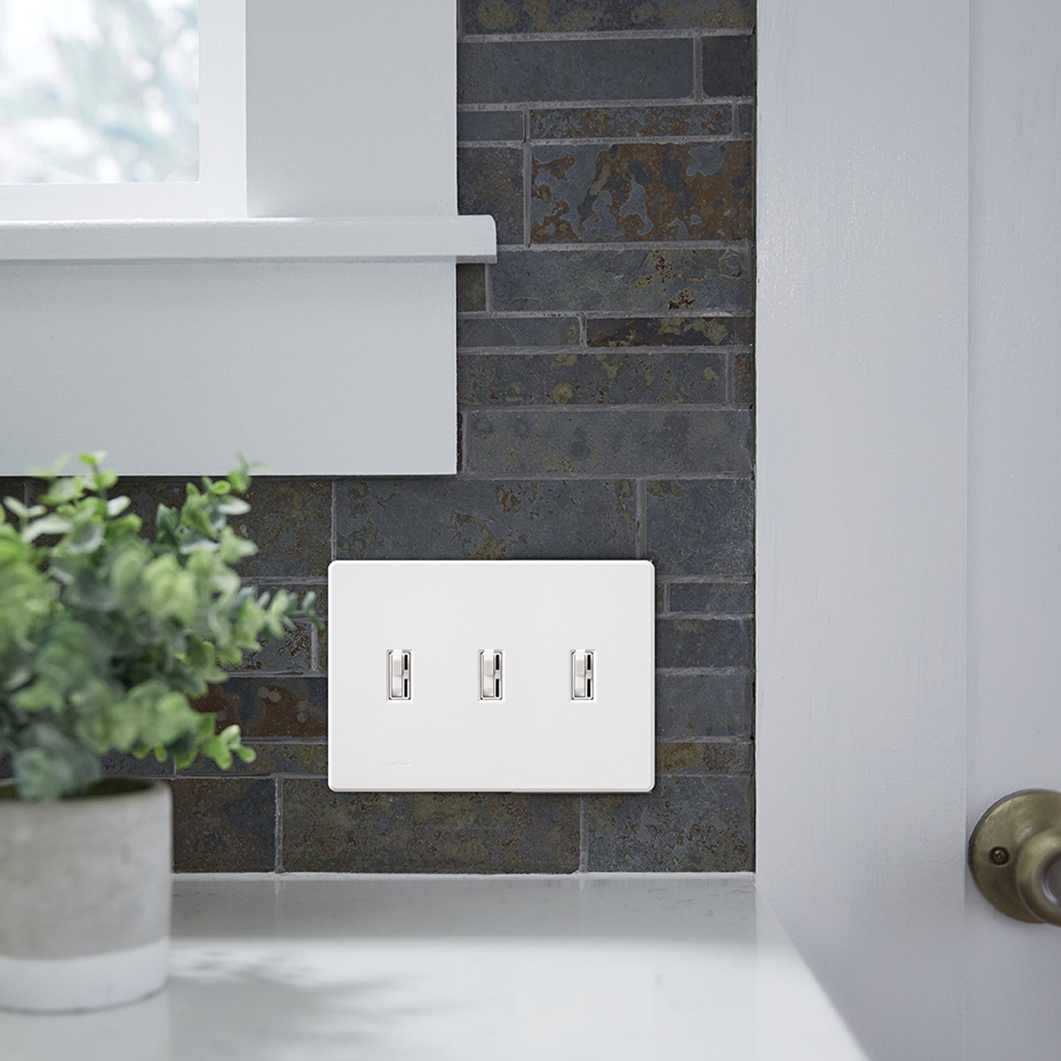 Fassada 3-Gang Toggle Wall Plate, White - Bees Lighting