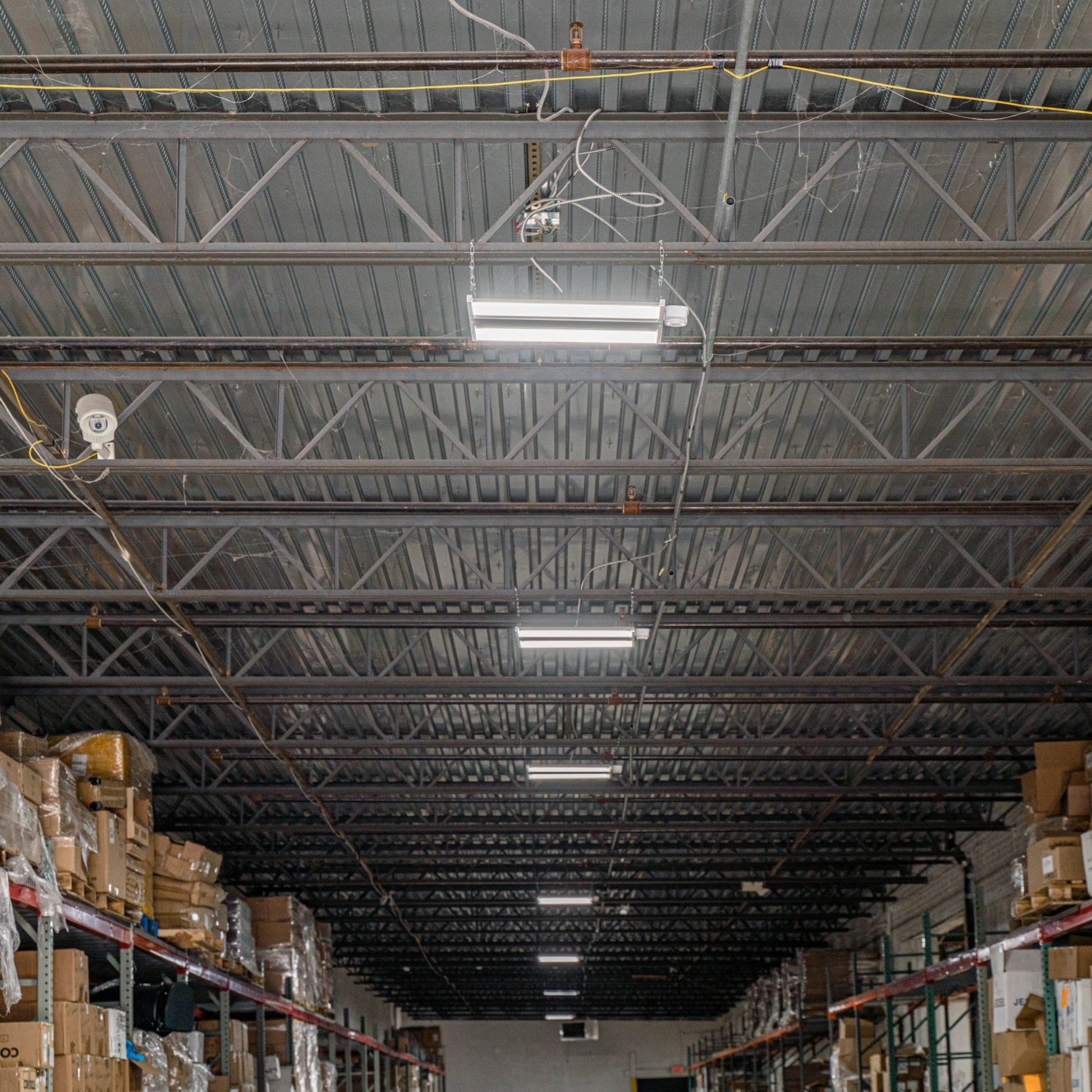 Keystone Technologies - 4ft Industrial LED High Bay Light, 420W, 63000 Lumens, 4000K, 120-277V | Bees Lighting