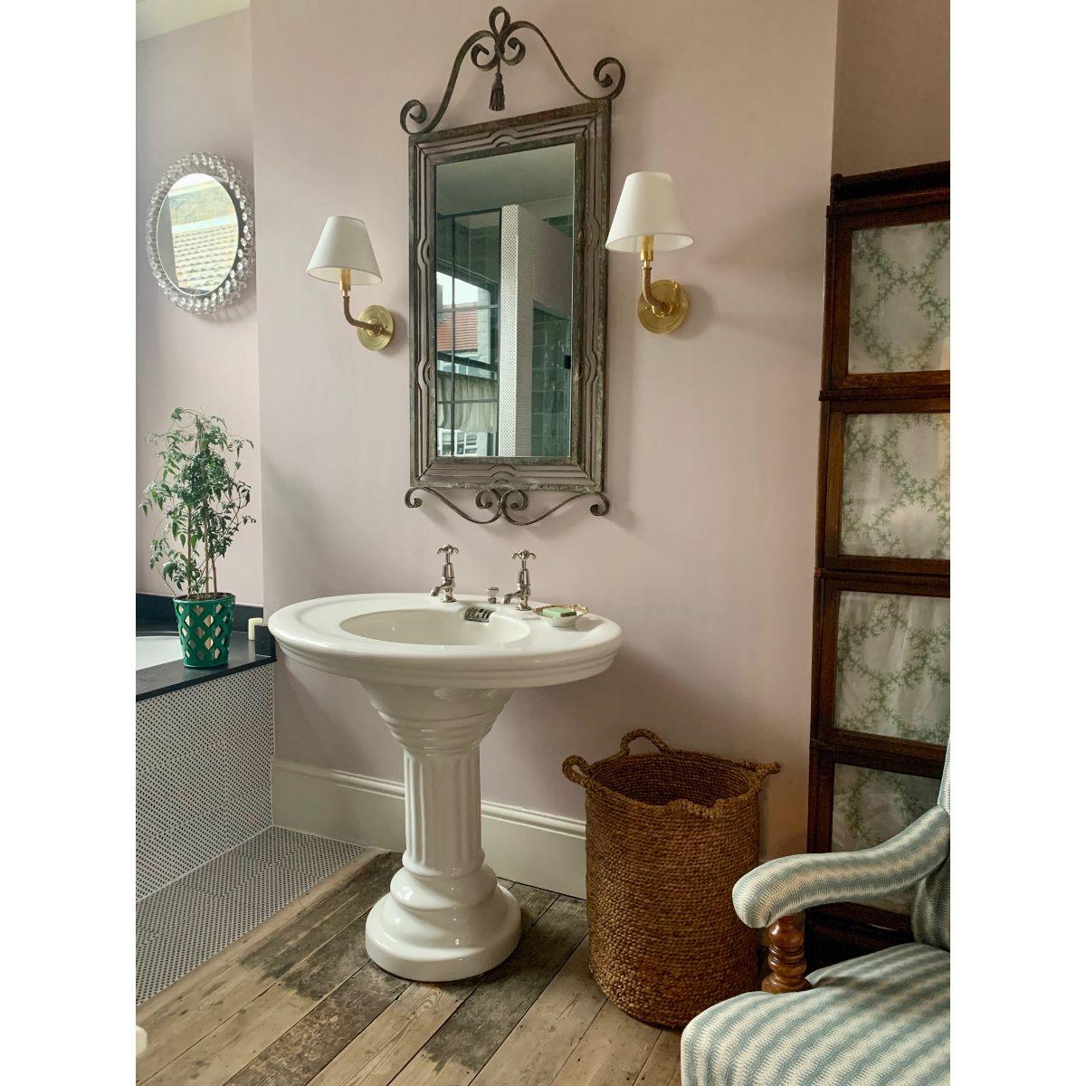 Curves No.1 11 in. Armed Sconce Brass finish - Bees Lighting