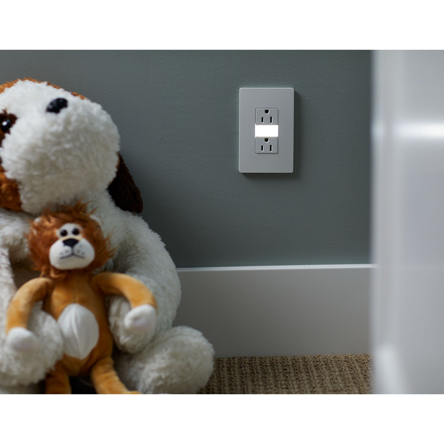 radiant 15A Tamper-Resistant Outlet with Night Light, White - Bees Lighting