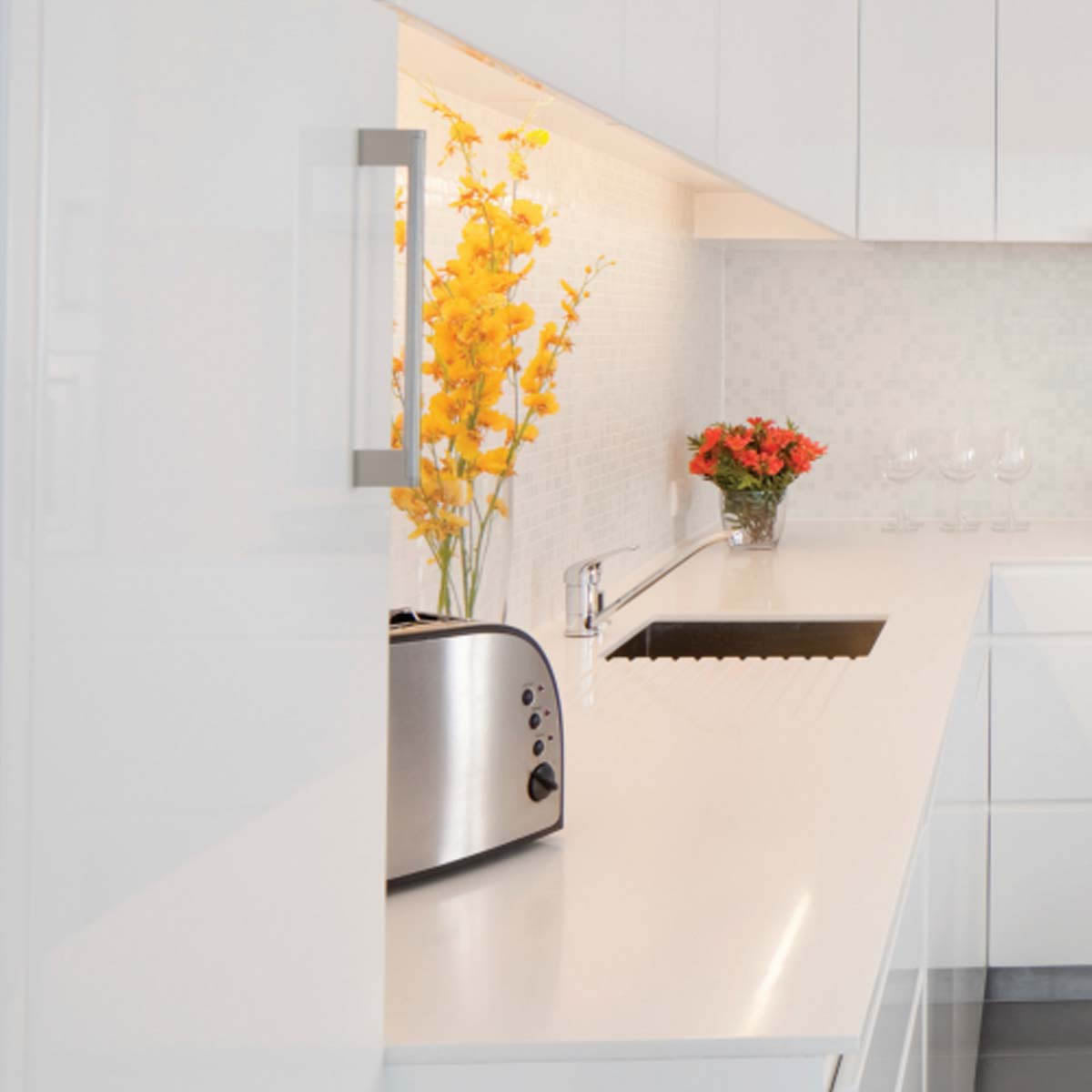 18 Inch Under Cabinet LED Light with Tilting Lens, 1000 Lumens, Selectable CCT, 120V - Bees Lighting