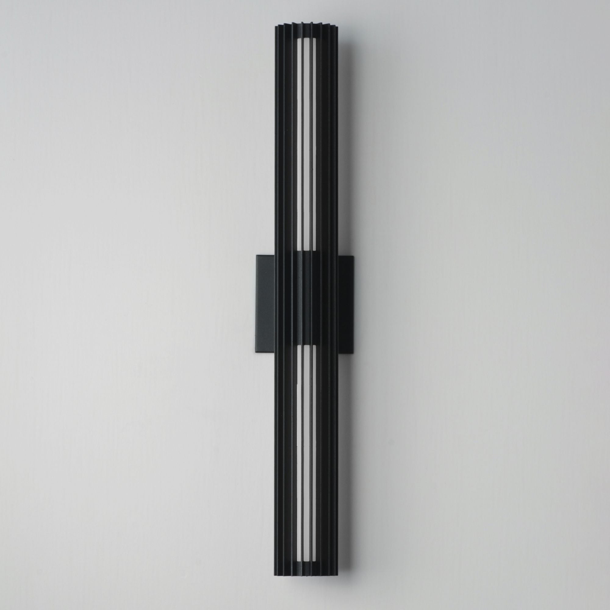 ET2 Lighting - Citadel 28" LED Outdoor Wall Sconce, Black Finish | Bees Lighting