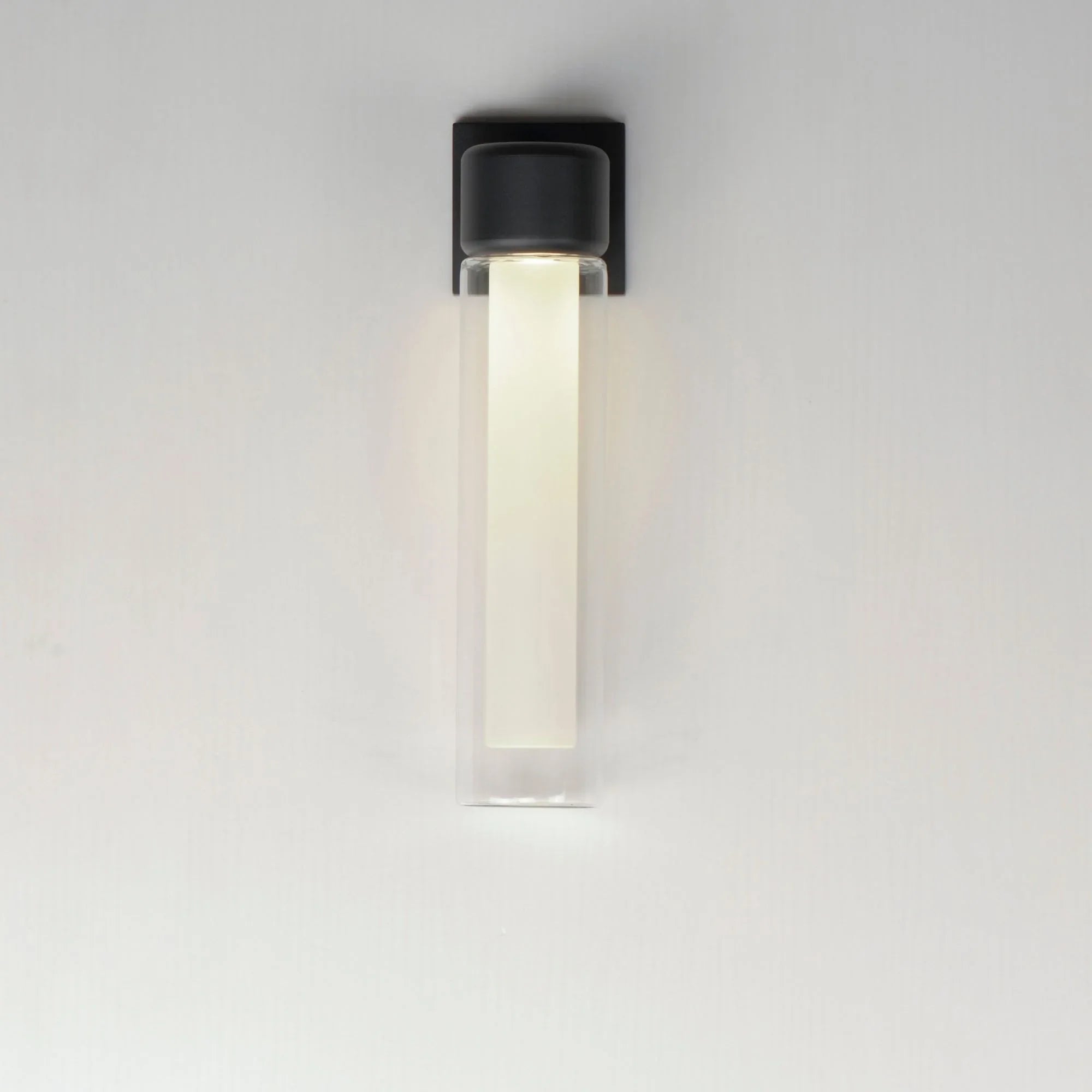 ET2 Lighting - Dram 15" Medium LED Outdoor Wall Sconce, Black Finish | Bees Lighting