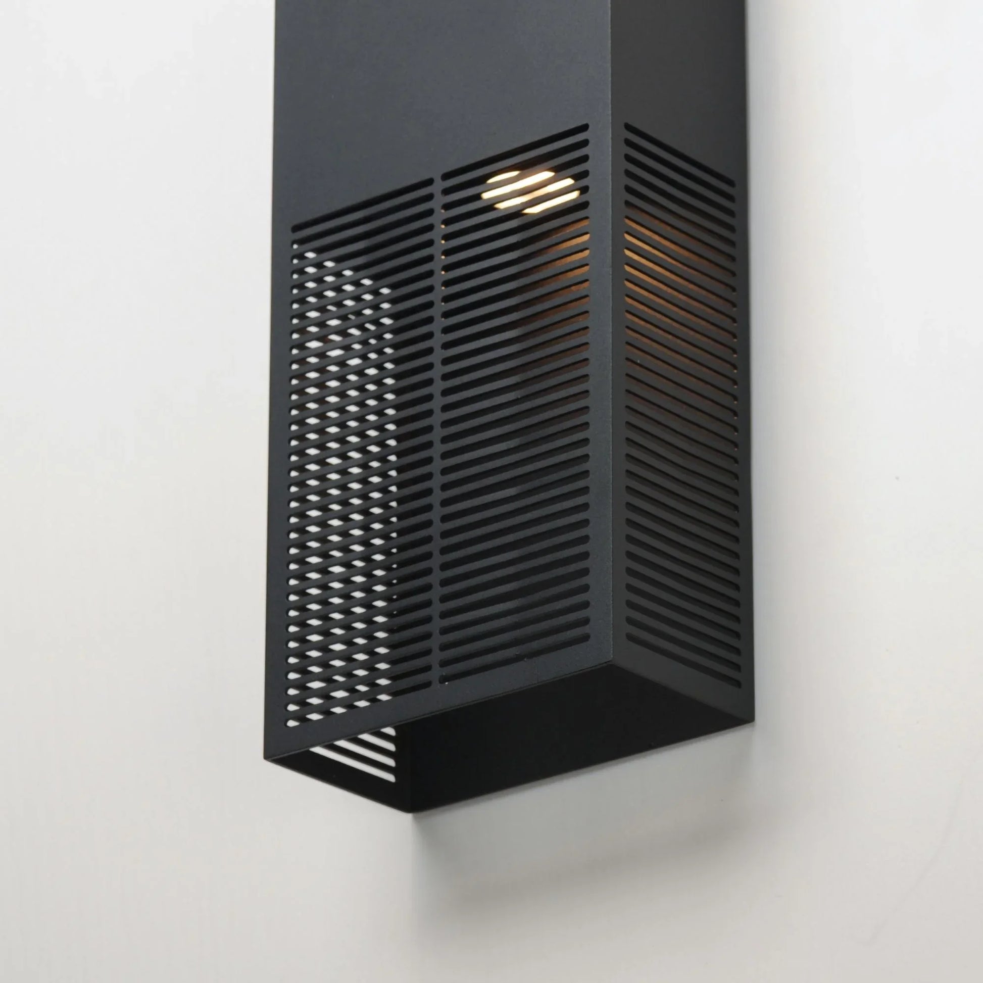 ET2 Lighting - Grate 14" LED Outdoor Wall Sconce, Black Finish | Bees Lighting