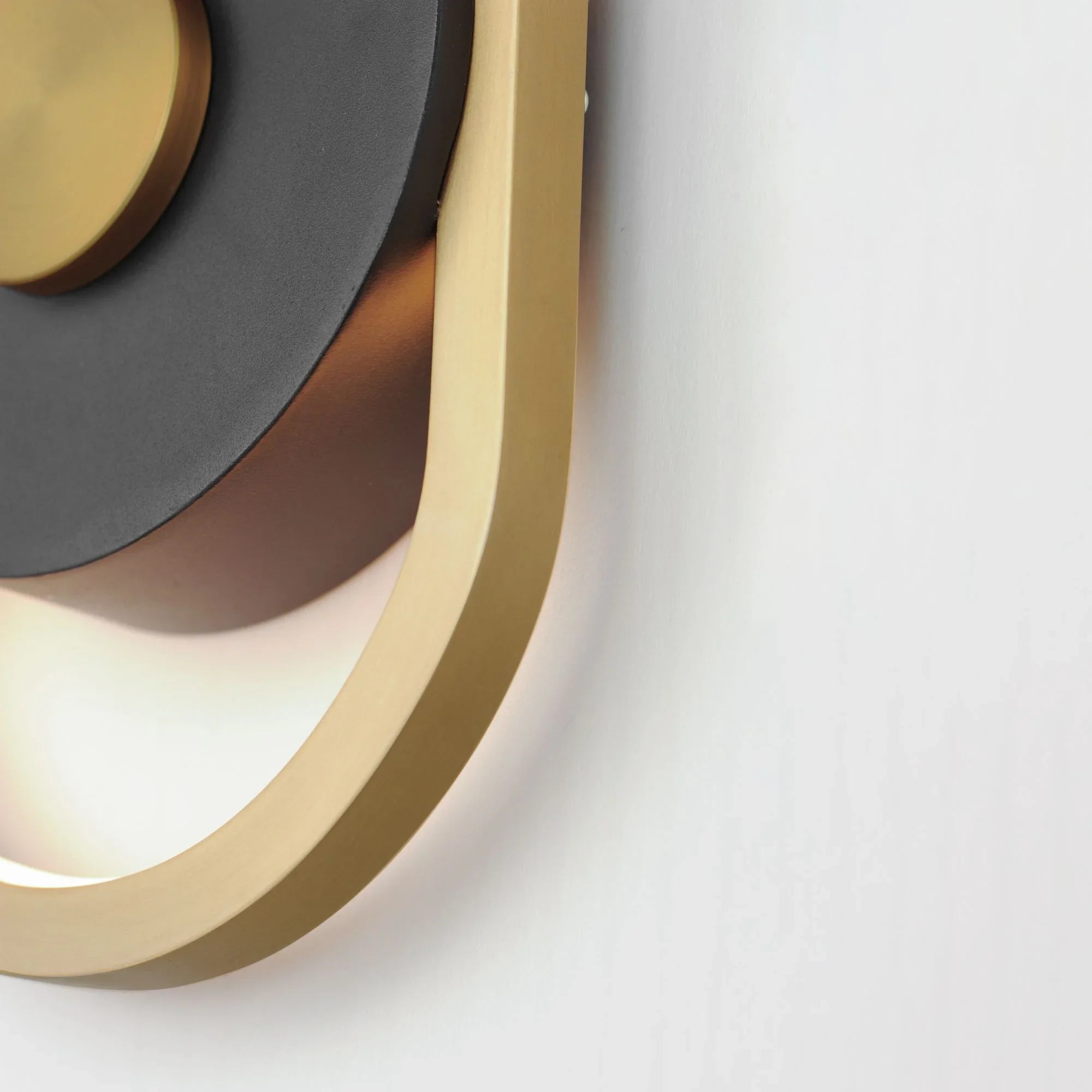 ET2 Lighting - Gravity 16" Medium LED Outdoor Wall Sconce, Black & Gold Finish | Bees Lighting