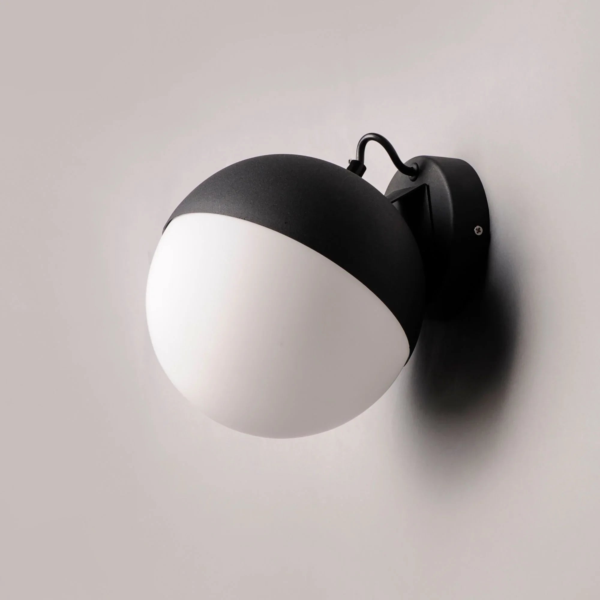 ET2 Lighting - Half Moon 8" LED Wall Sconce, Black Finish | Bees Lighting