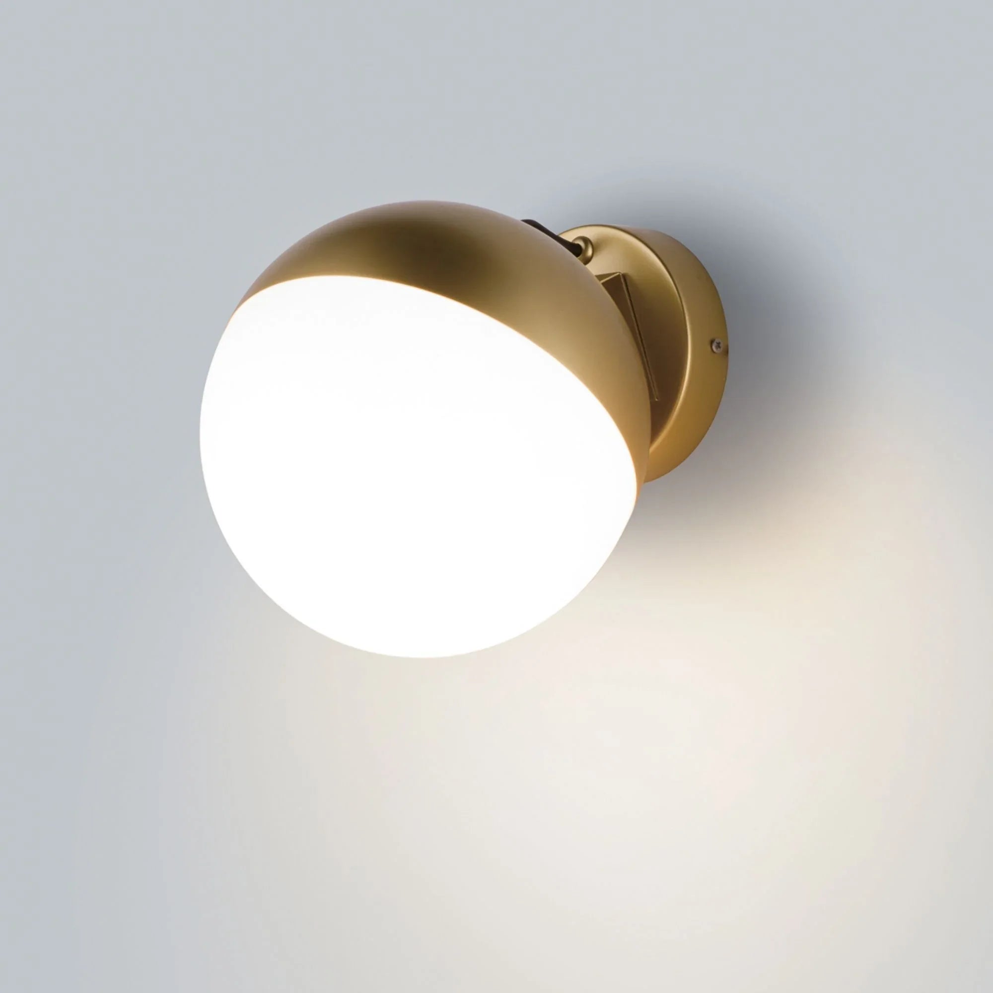 ET2 Lighting - Half Moon 8" LED Wall Sconce, Metallic Gold Finish | Bees Lighting