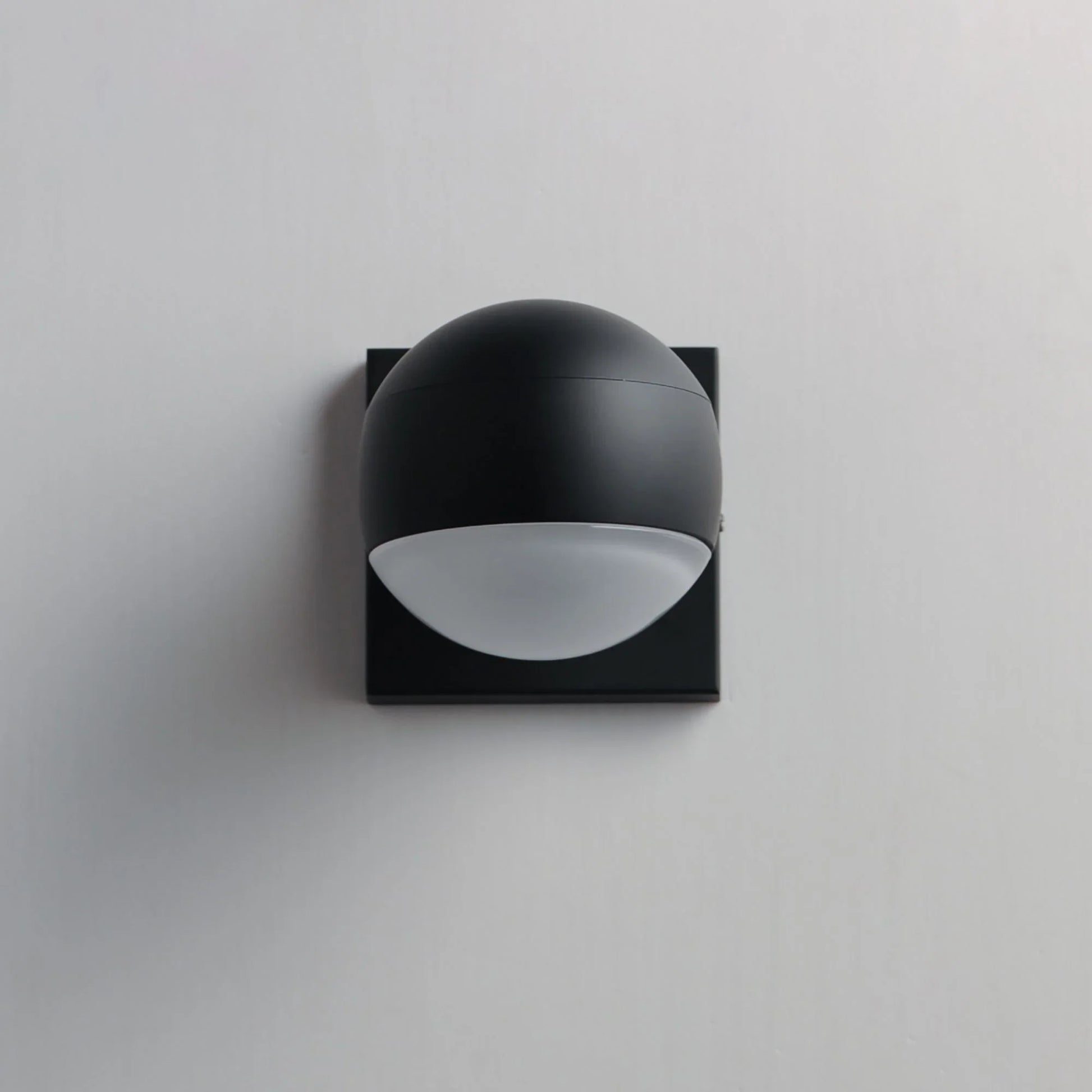 ET2 Lighting - Modular 5" Globe LED Outdoor Wall Sconce, Black Finish | Bees Lighting