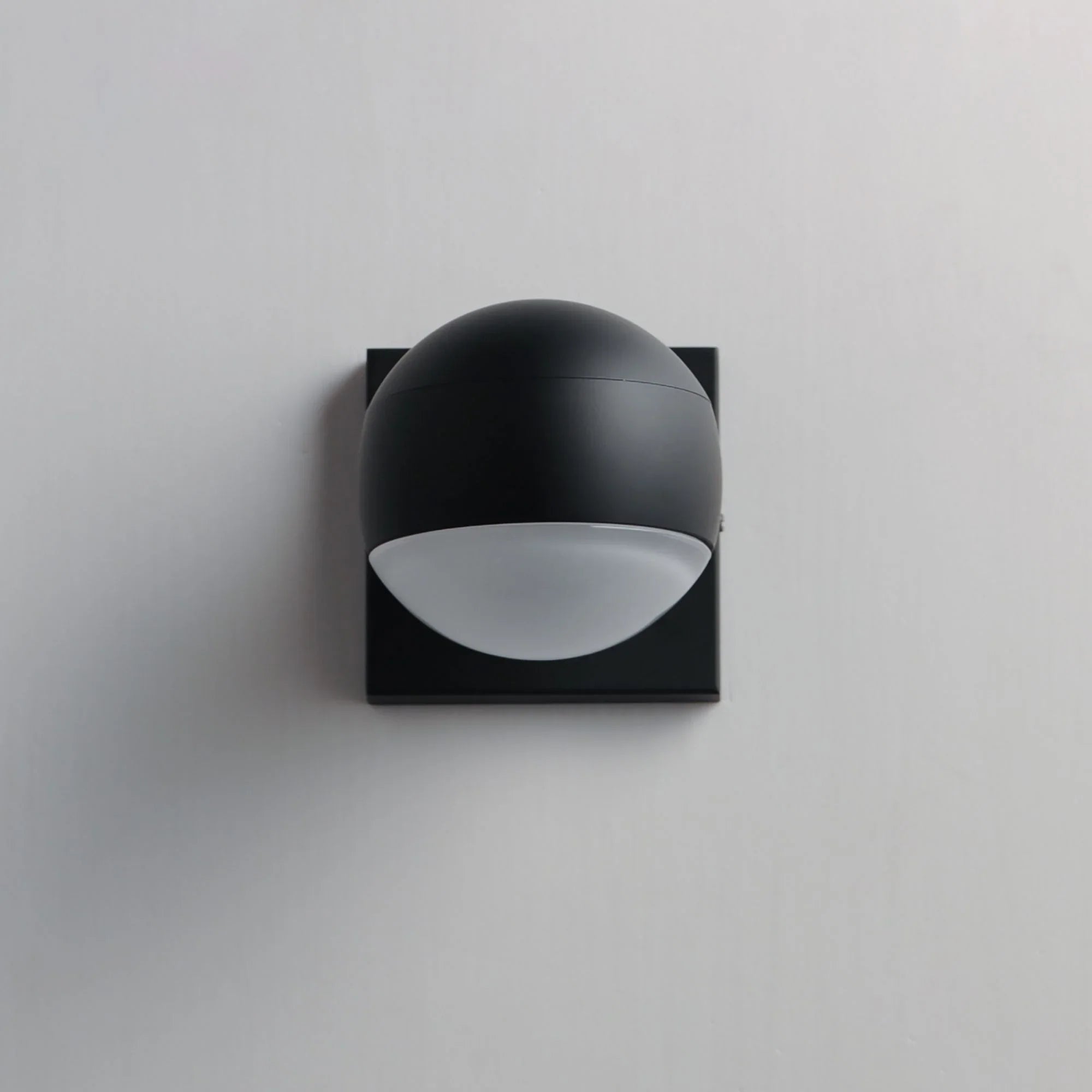 ET2 Lighting - Modular 5" Globe LED Outdoor Wall Sconce, Black Finish | Bees Lighting
