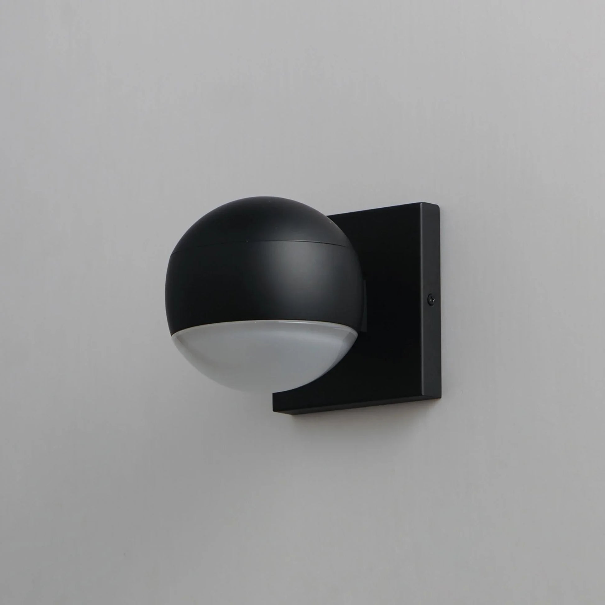 ET2 Lighting - Modular 5" Globe LED Outdoor Wall Sconce, Black Finish | Bees Lighting