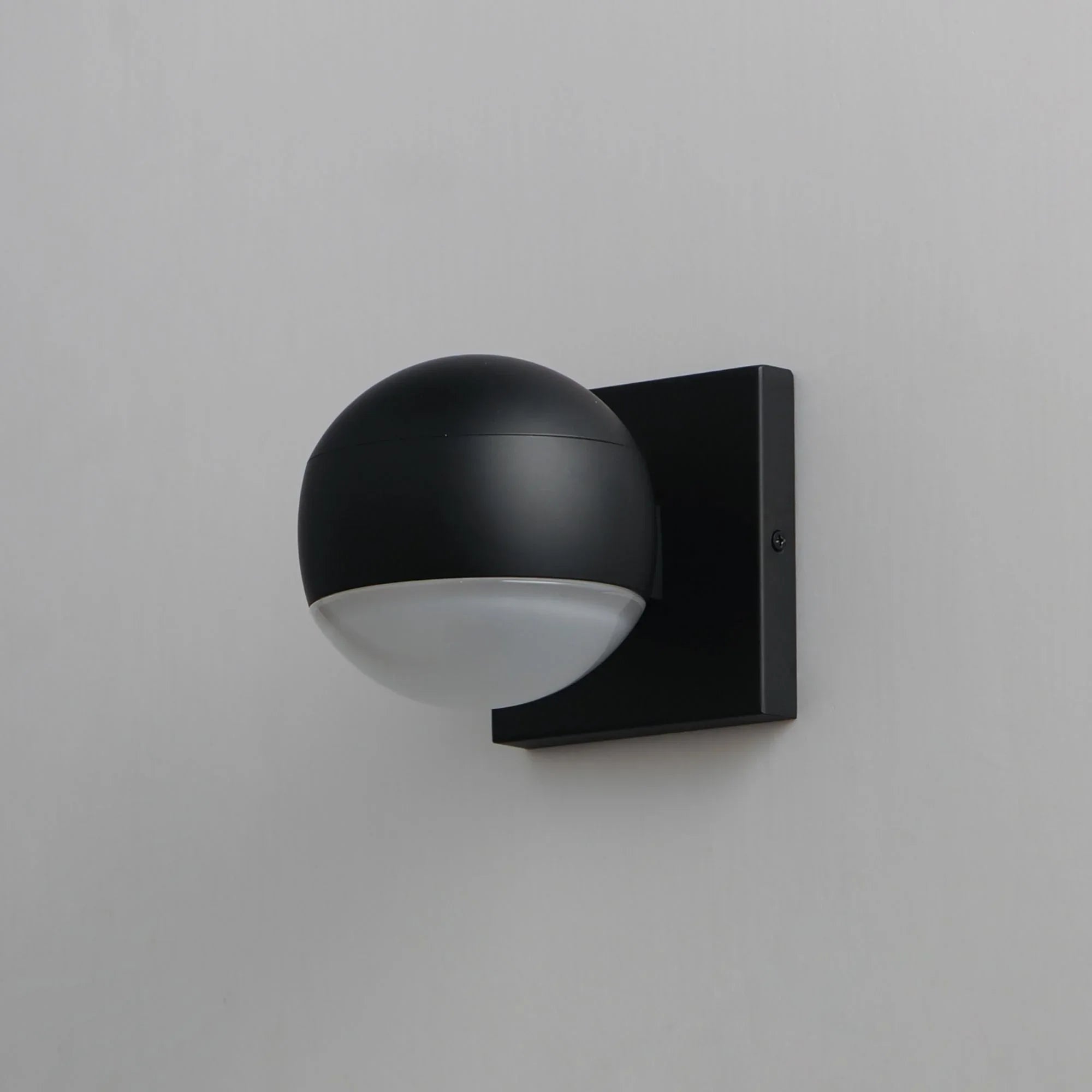 ET2 Lighting - Modular 5" Globe LED Outdoor Wall Sconce, Black Finish | Bees Lighting