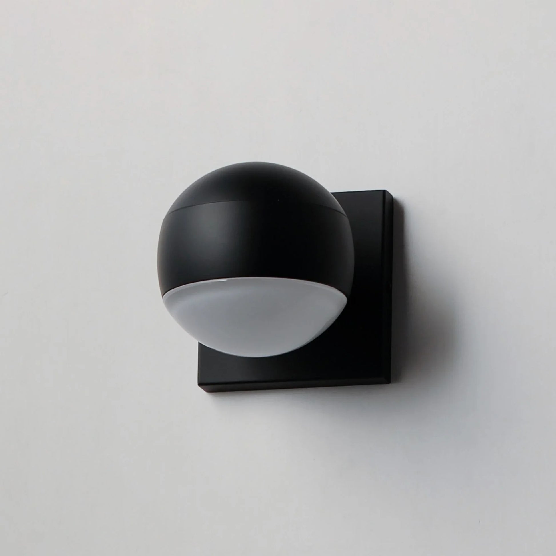 ET2 Lighting - Modular 5" Globe LED Outdoor Wall Sconce, Black Finish | Bees Lighting