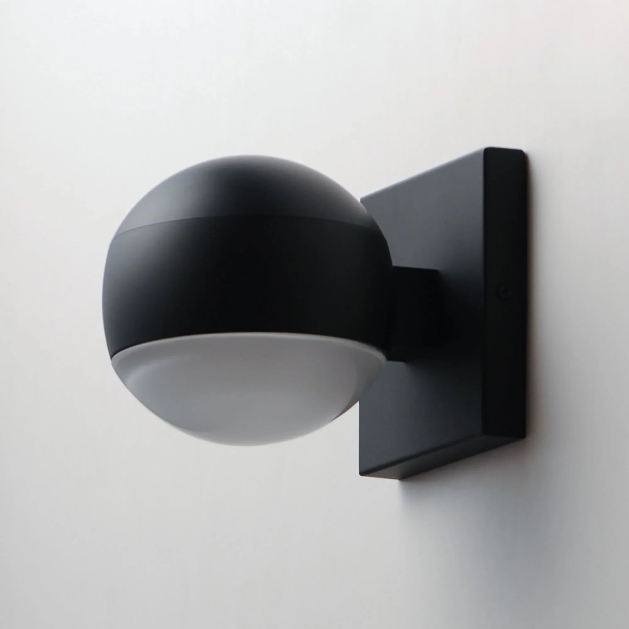 ET2 Lighting - Modular 5" Globe LED Outdoor Wall Sconce, Black Finish | Bees Lighting
