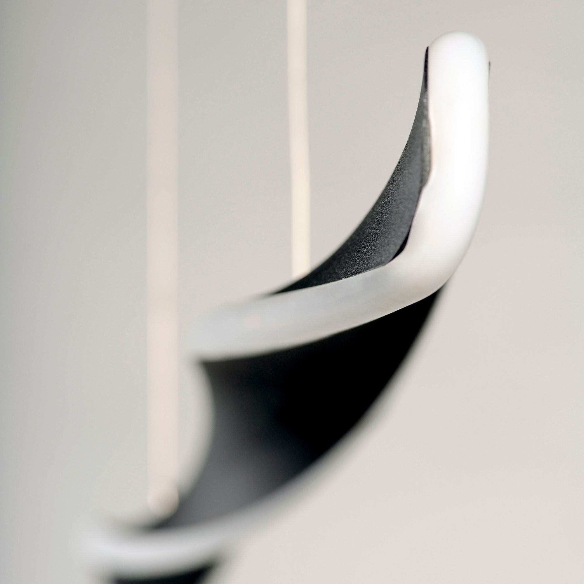 ET2 Lighting - Pirouette 40" Linear LED Pendant, Black Finish | Bees Lighting