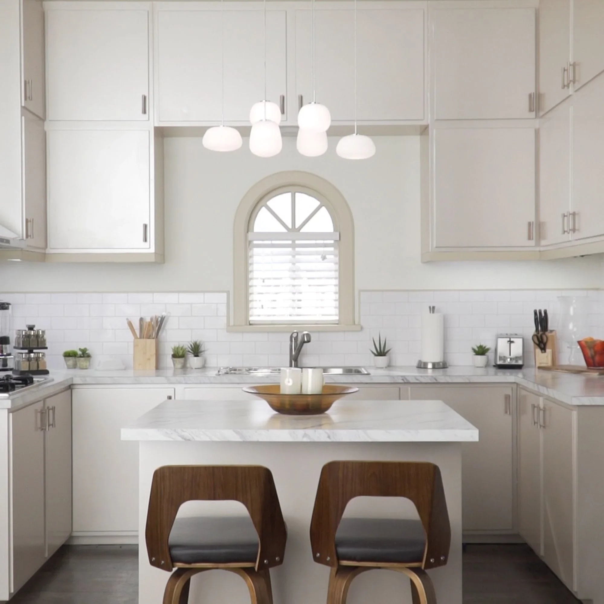 ET2 Lighting - Puffs 26" 6-Light Linear LED Pendant, White Finish | Bees Lighting