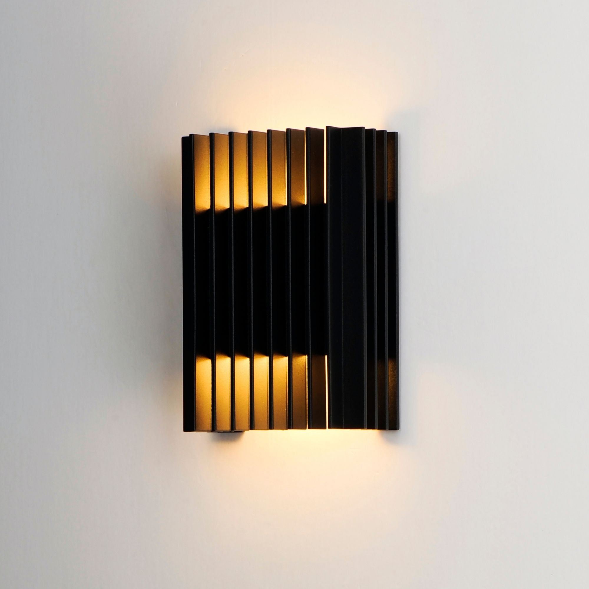 ET2 Lighting - Rampart 6" Small LED Outdoor Wall Sconce, Black Finish | Bees Lighting