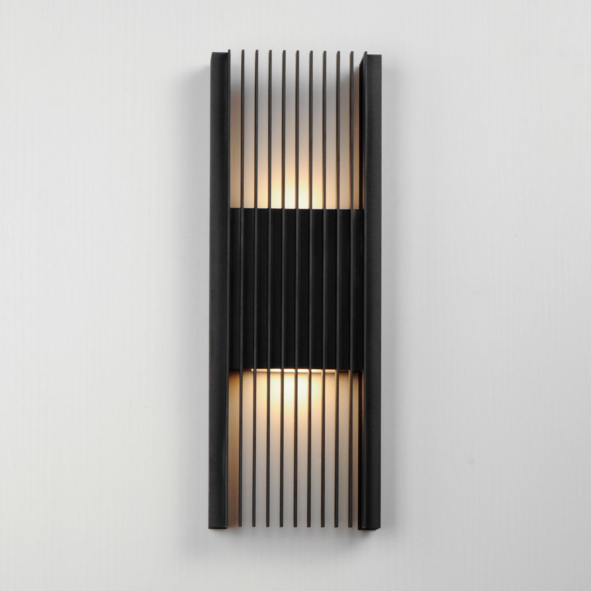 ET2 Lighting - Rampart 22" Large LED Outdoor Wall Sconce, Black Finish | Bees Lighting
