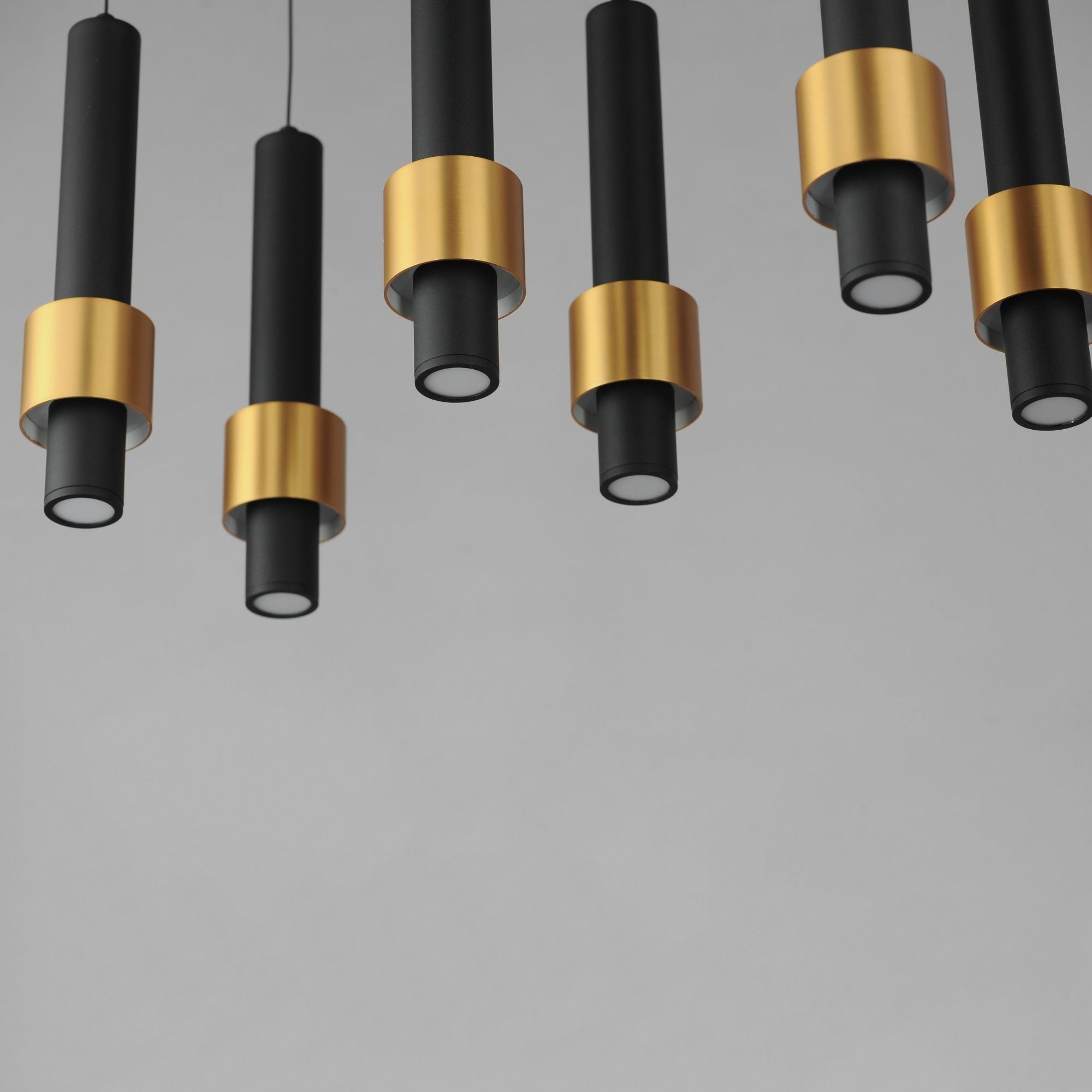 ET2 Lighting - Reveal 32" 8-Light Linear LED Pendant, Black & Gold Finish | Bees Lighting
