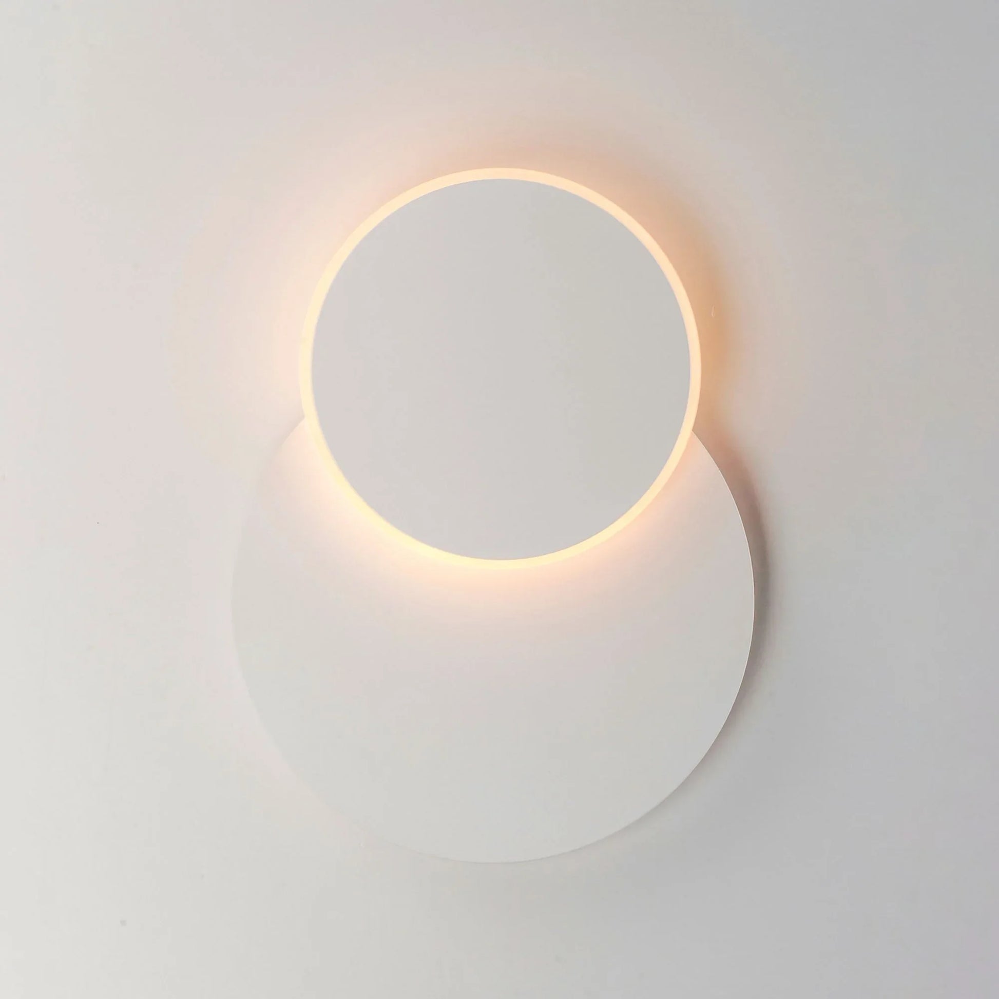 ET2 Lighting - Revolver 10" LED Flush Mount/Wall Sconce, Matte White Finish | Bees Lighting