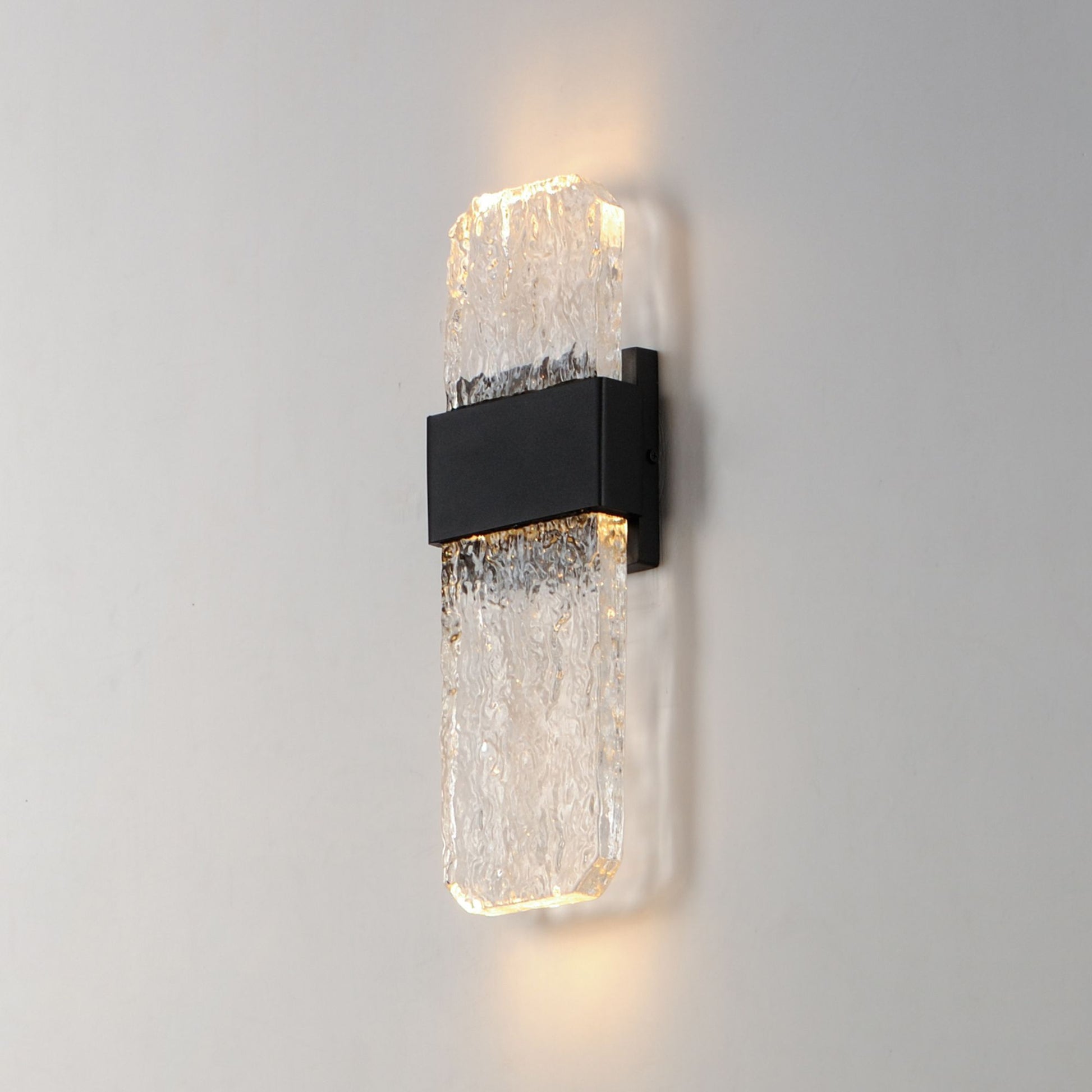 ET2 Lighting - Rune 16" Medium LED Outdoor Wall Sconce, Black Finish | Bees Lighting