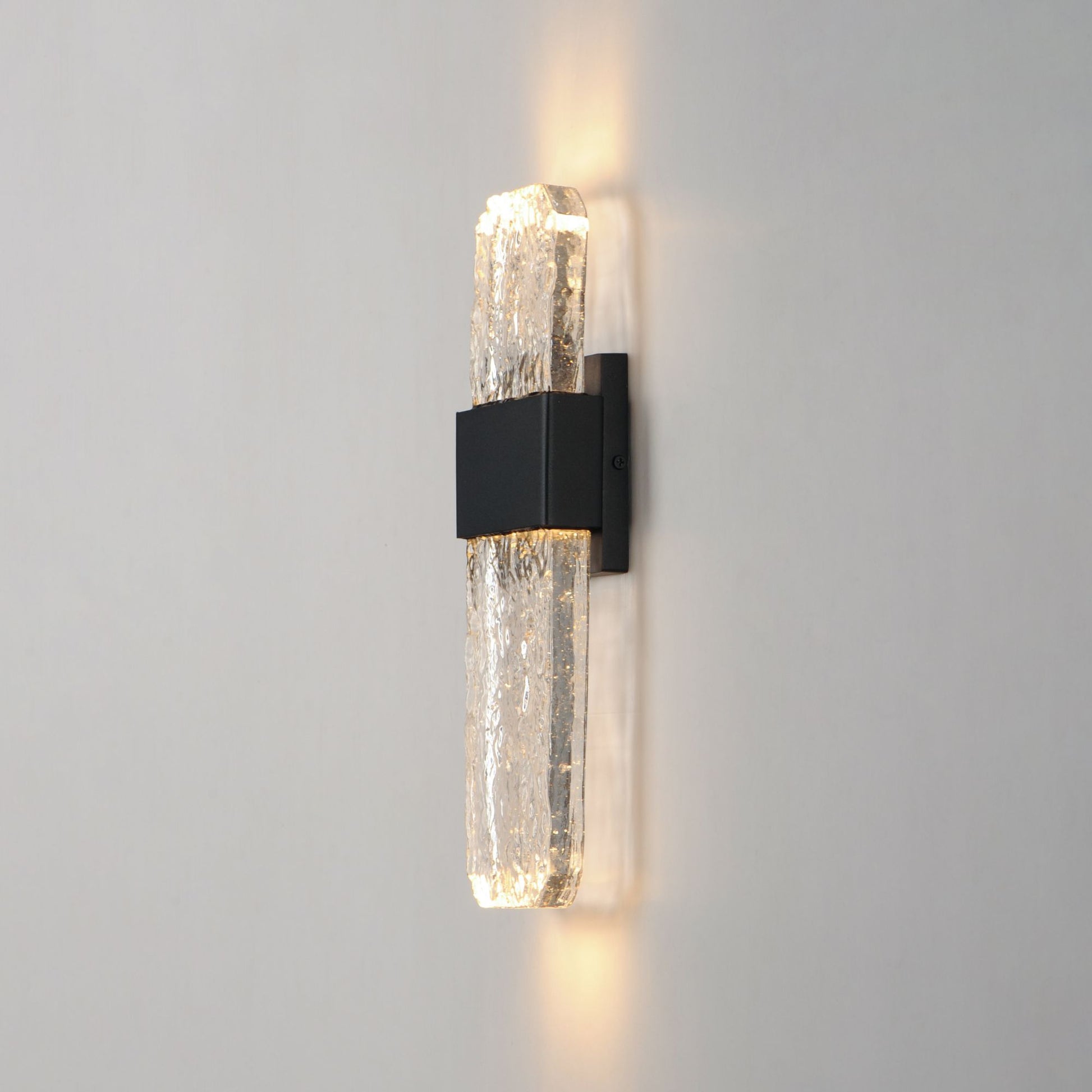 ET2 Lighting - Rune 16" Medium LED Outdoor Wall Sconce, Black Finish | Bees Lighting