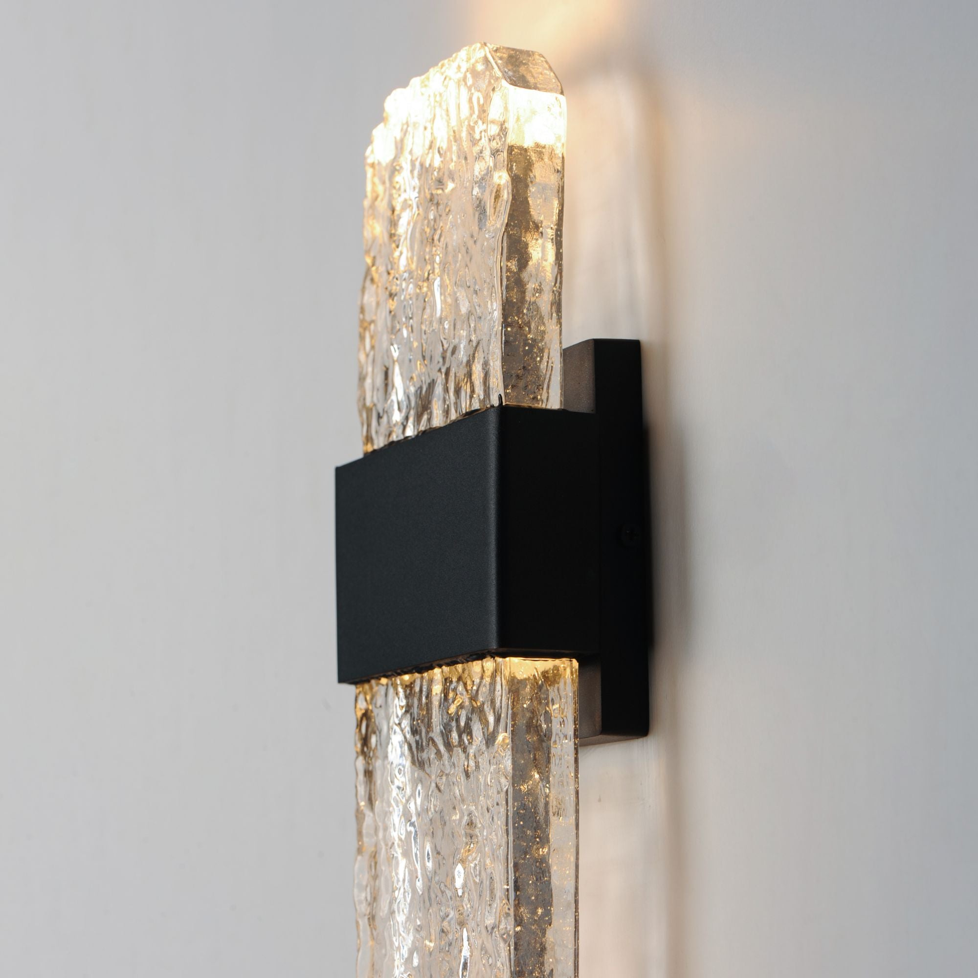 ET2 Lighting - Rune 16" Medium LED Outdoor Wall Sconce, Black Finish | Bees Lighting