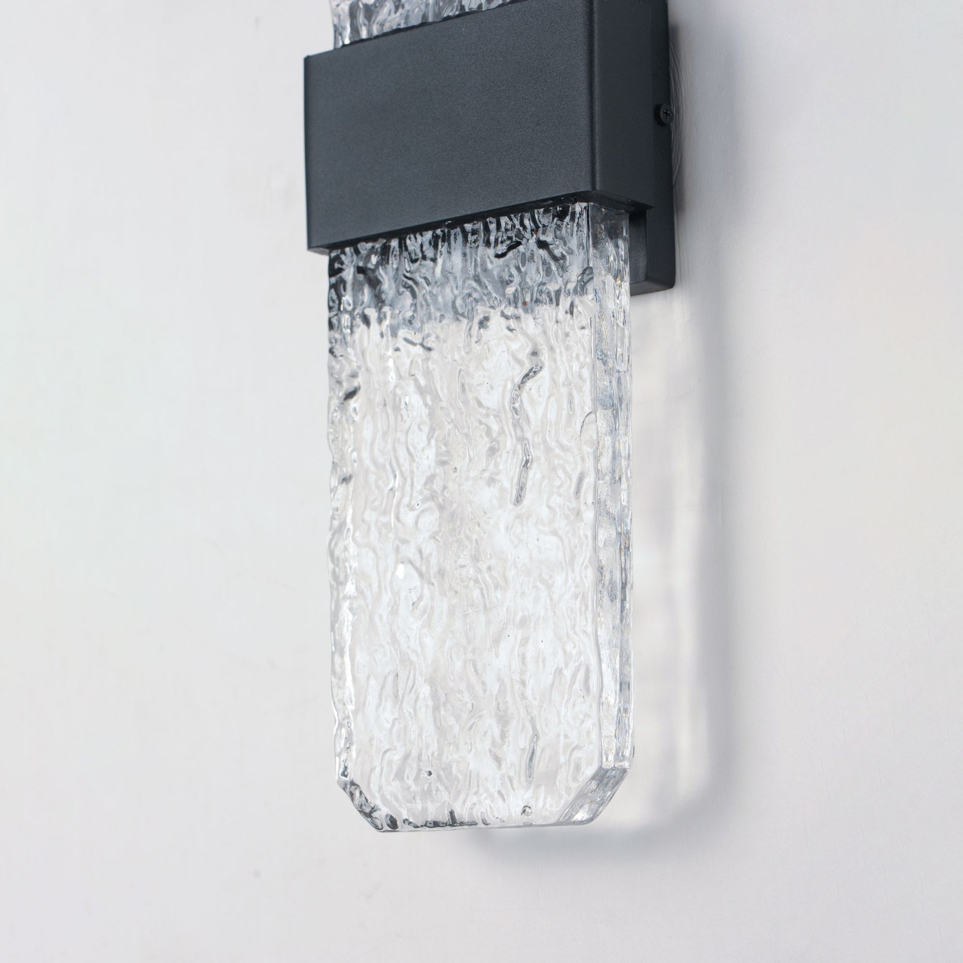 ET2 Lighting - Rune 16" Medium LED Outdoor Wall Sconce, Black Finish | Bees Lighting