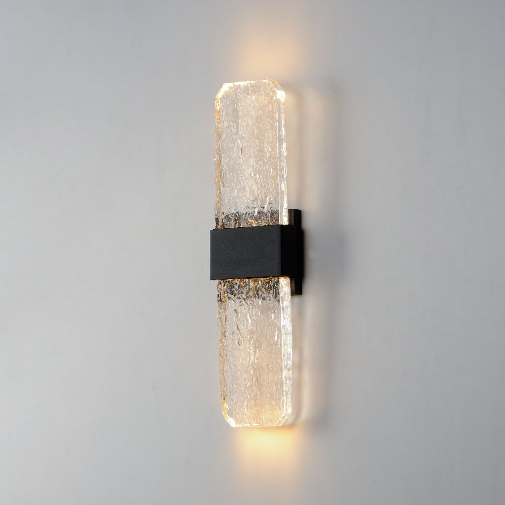 ET2 Lighting - Rune 19" Large LED Outdoor Wall Sconce, Black Finish | Bees Lighting