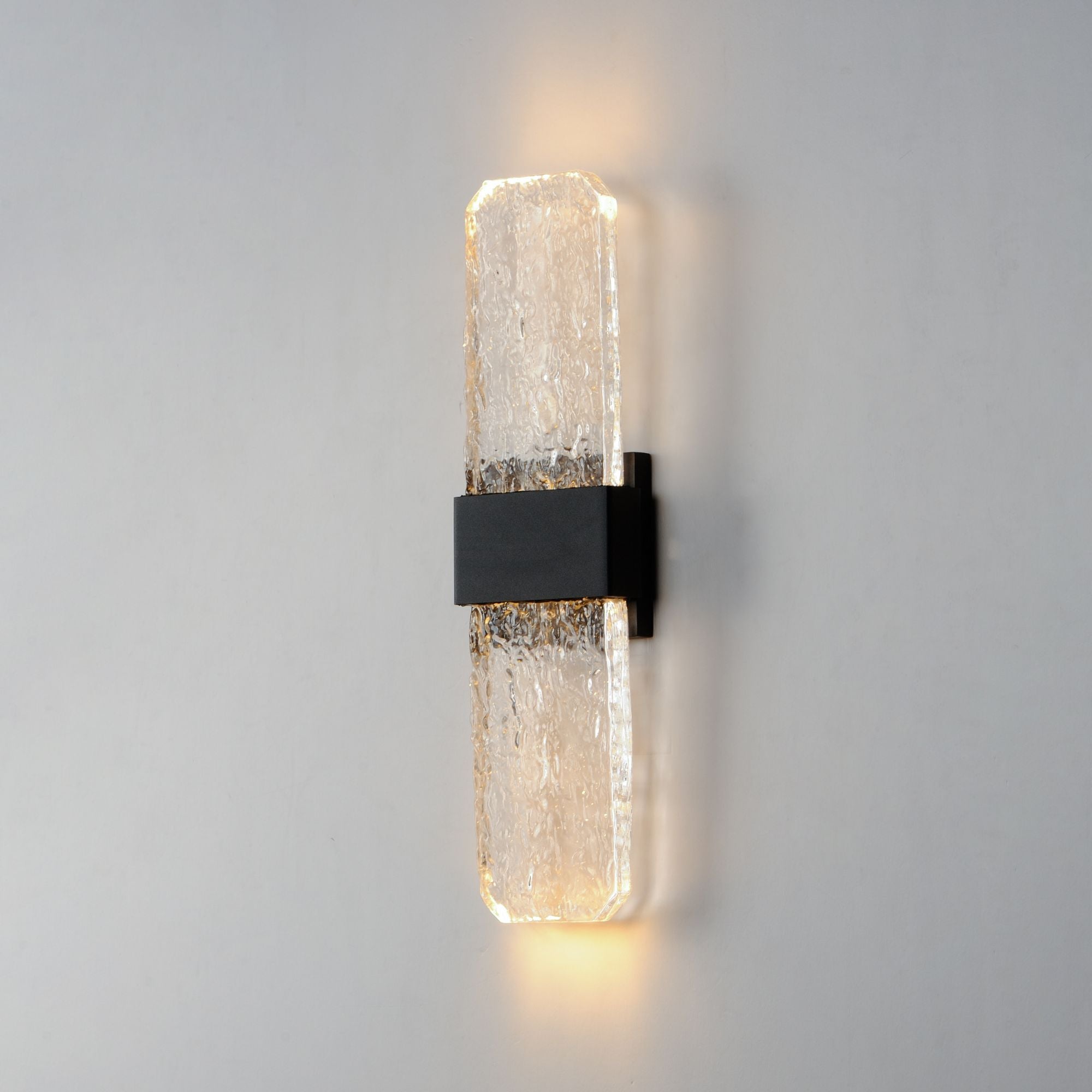 ET2 Lighting - Rune 19" Large LED Outdoor Wall Sconce, Black Finish | Bees Lighting