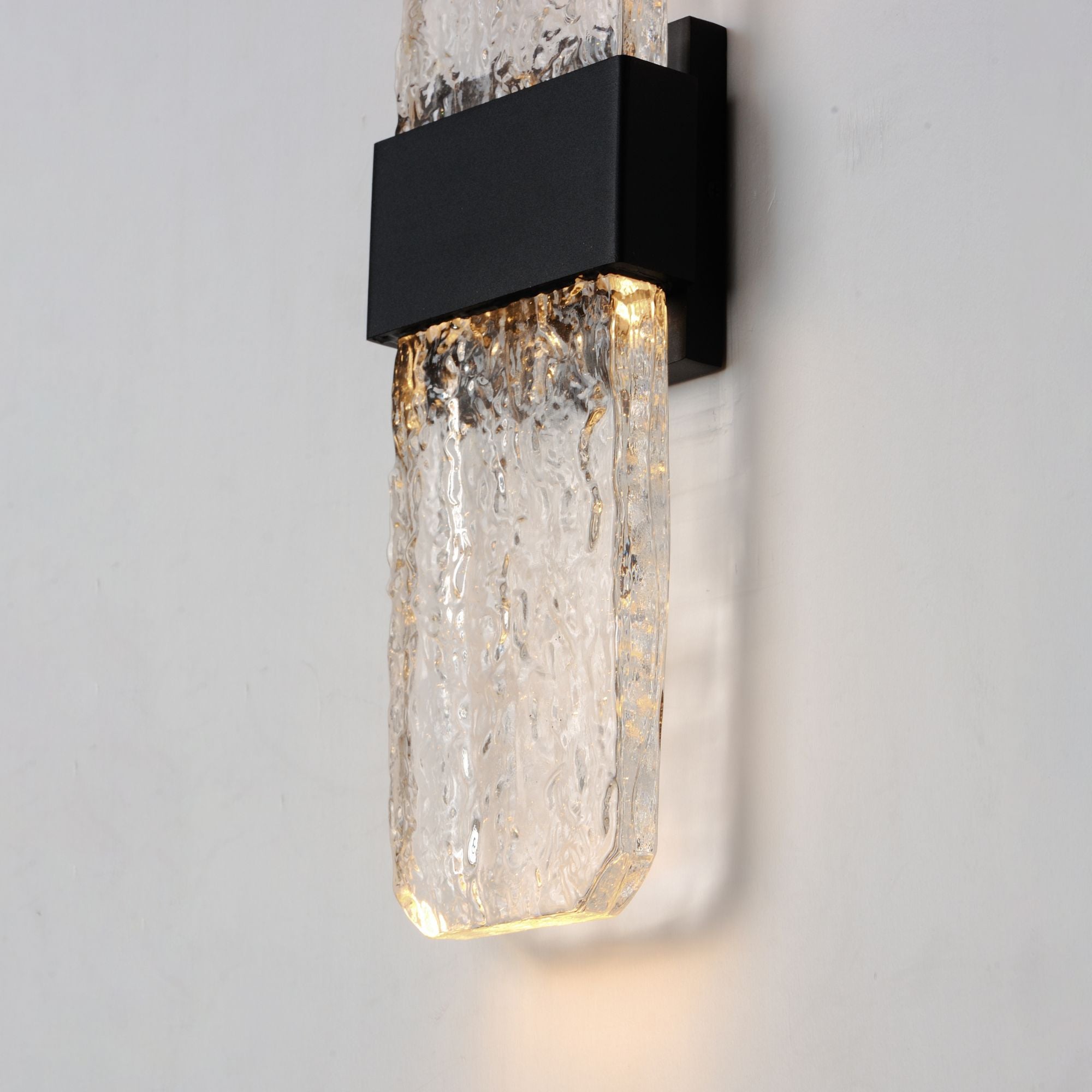 ET2 Lighting - Rune 19" Large LED Outdoor Wall Sconce, Black Finish | Bees Lighting