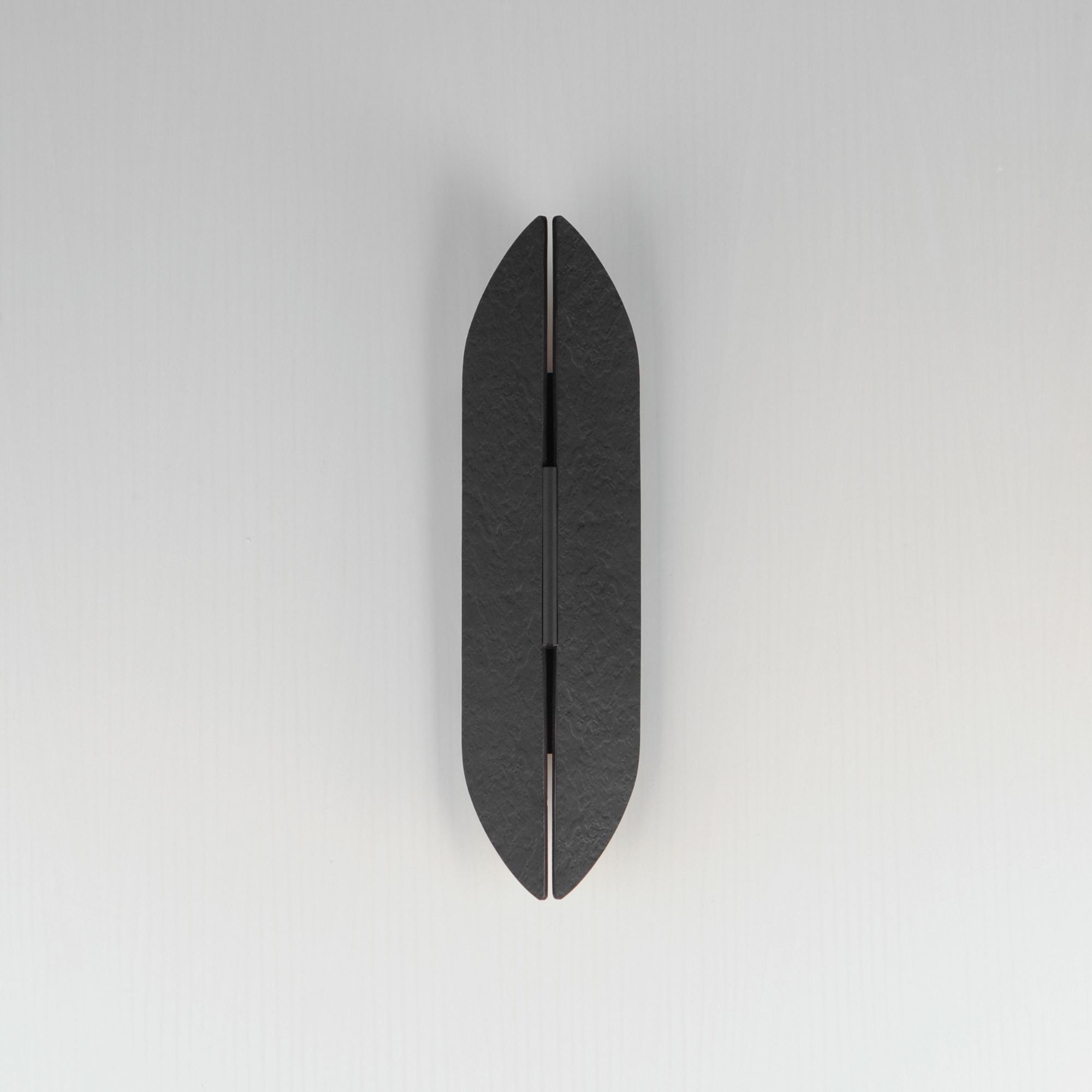 ET2 Lighting - Tectonic 18" Medium LED Outdoor Wall Sconce, Black & Antique Brass Finish | Bees Lighting