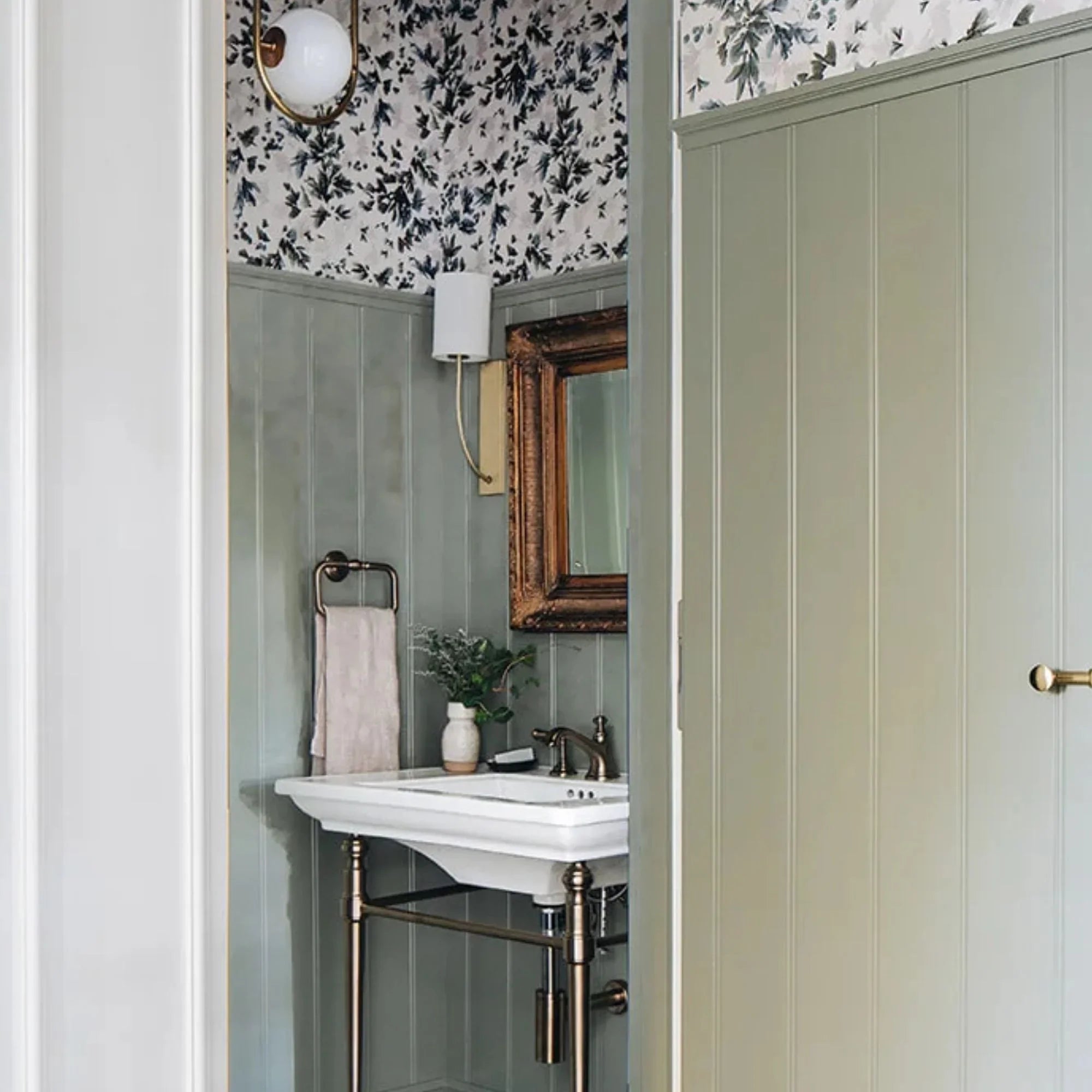 Colton 17" Wall Sconce, Aged Brass Finish