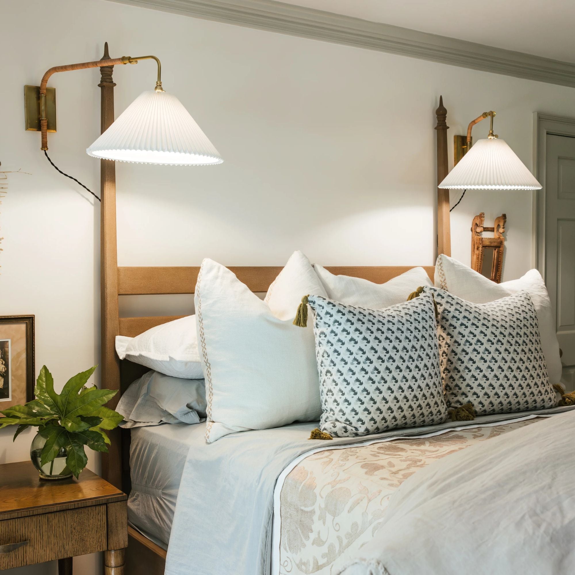 Dorset 16" Plug-in Sconce, Aged Brass Finish