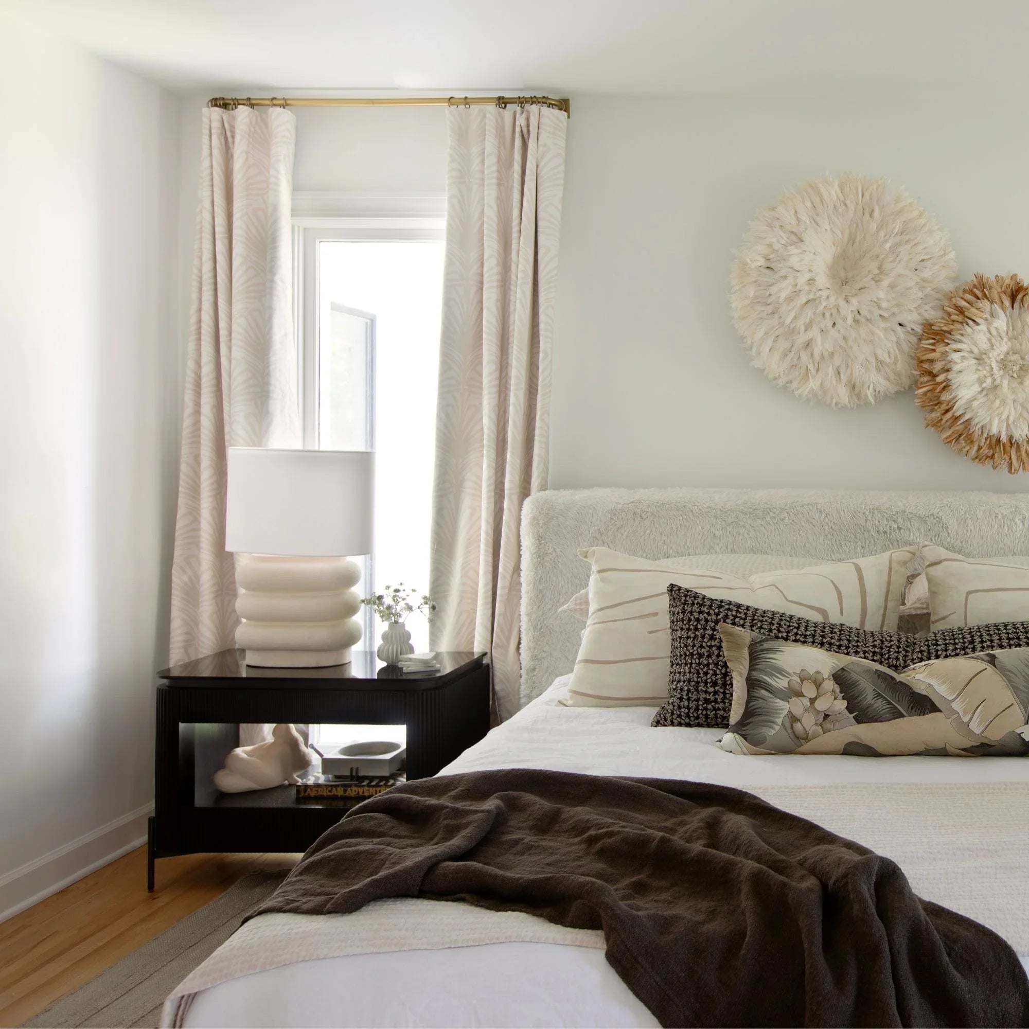 Ewing 25" Table Lamp, Aged Brass/Weathered Ivory Ceramic Finish