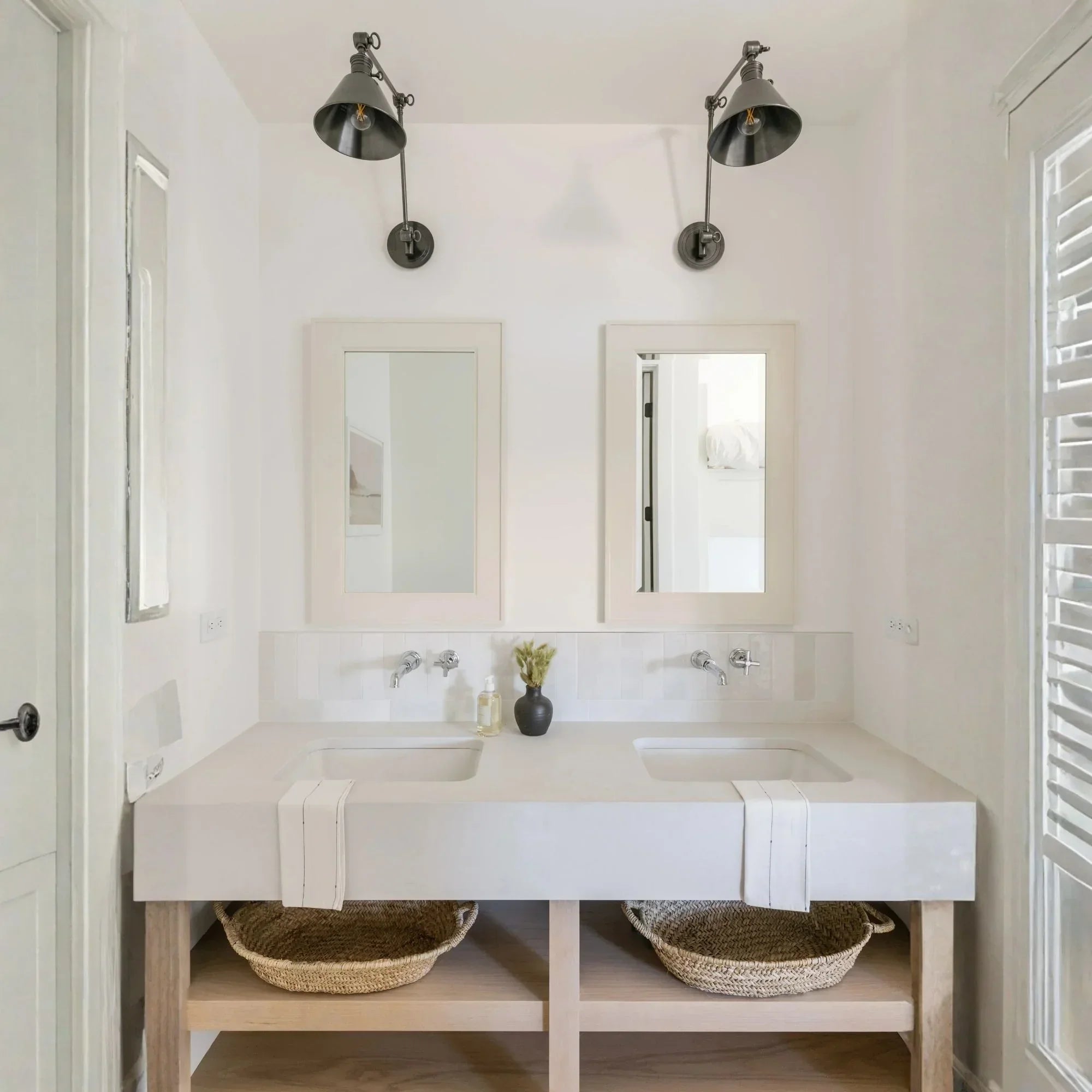 HVL Garden City 23" Swing Arm Lamp