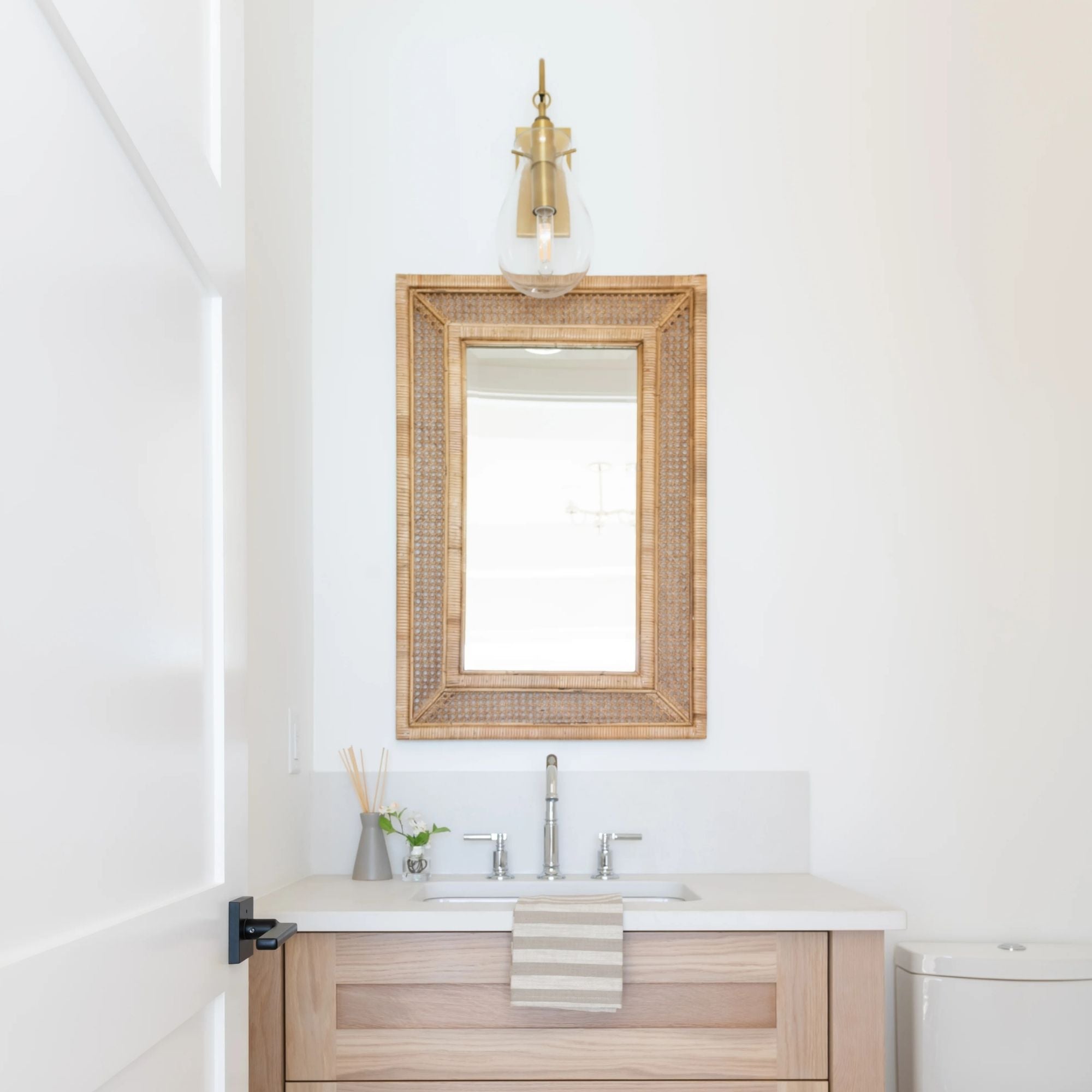 Ivy 18" Wall Sconce, Aged Brass Finish