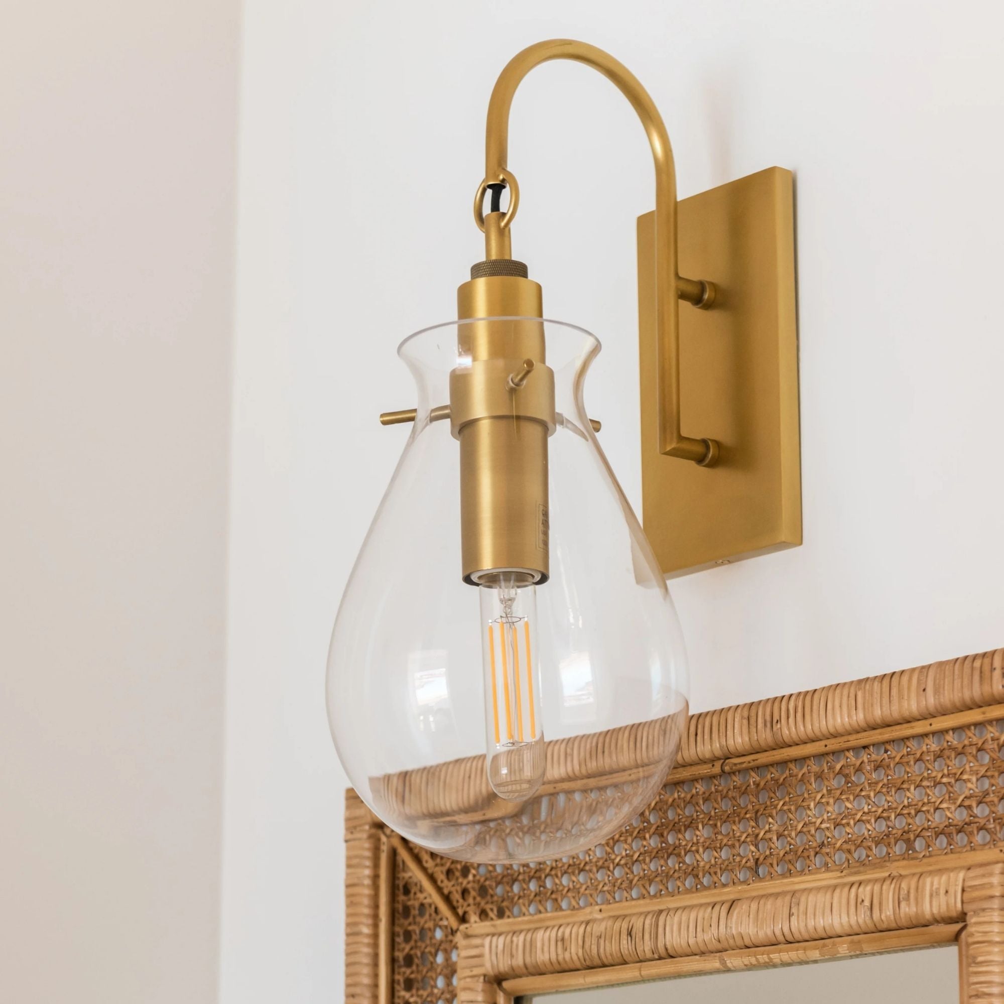 Ivy 18" Wall Sconce, Aged Brass Finish