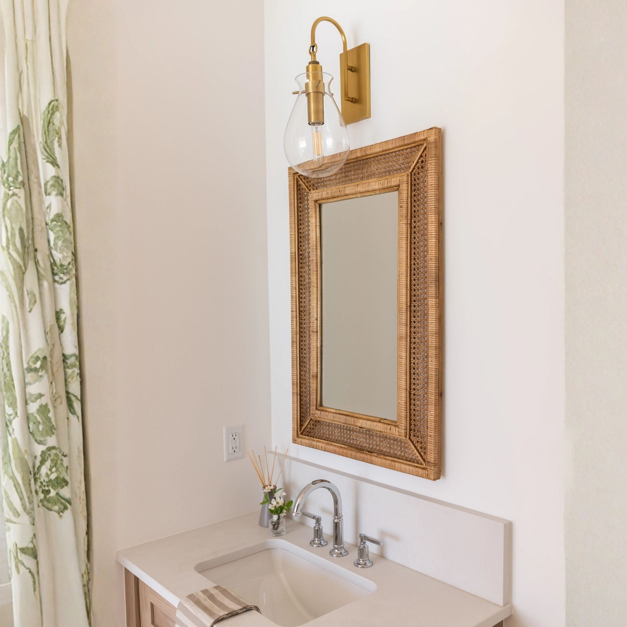 Ivy 18" Wall Sconce, Aged Brass Finish