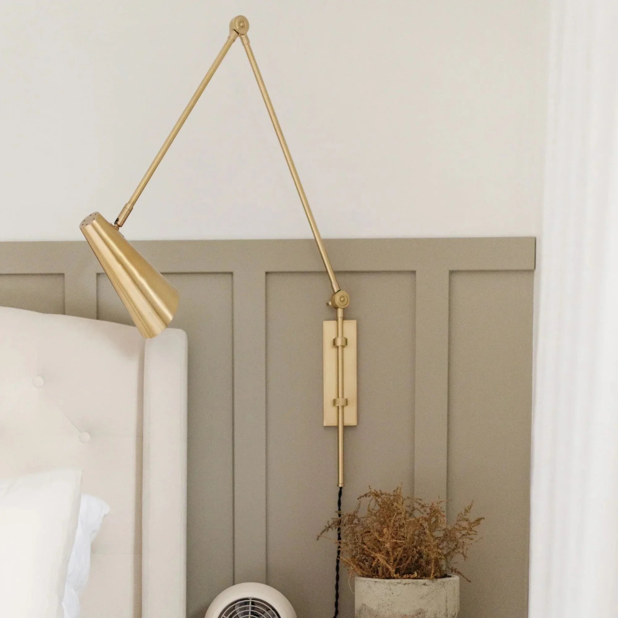 Lorne 26" Wall Sconce, Aged Brass Finish