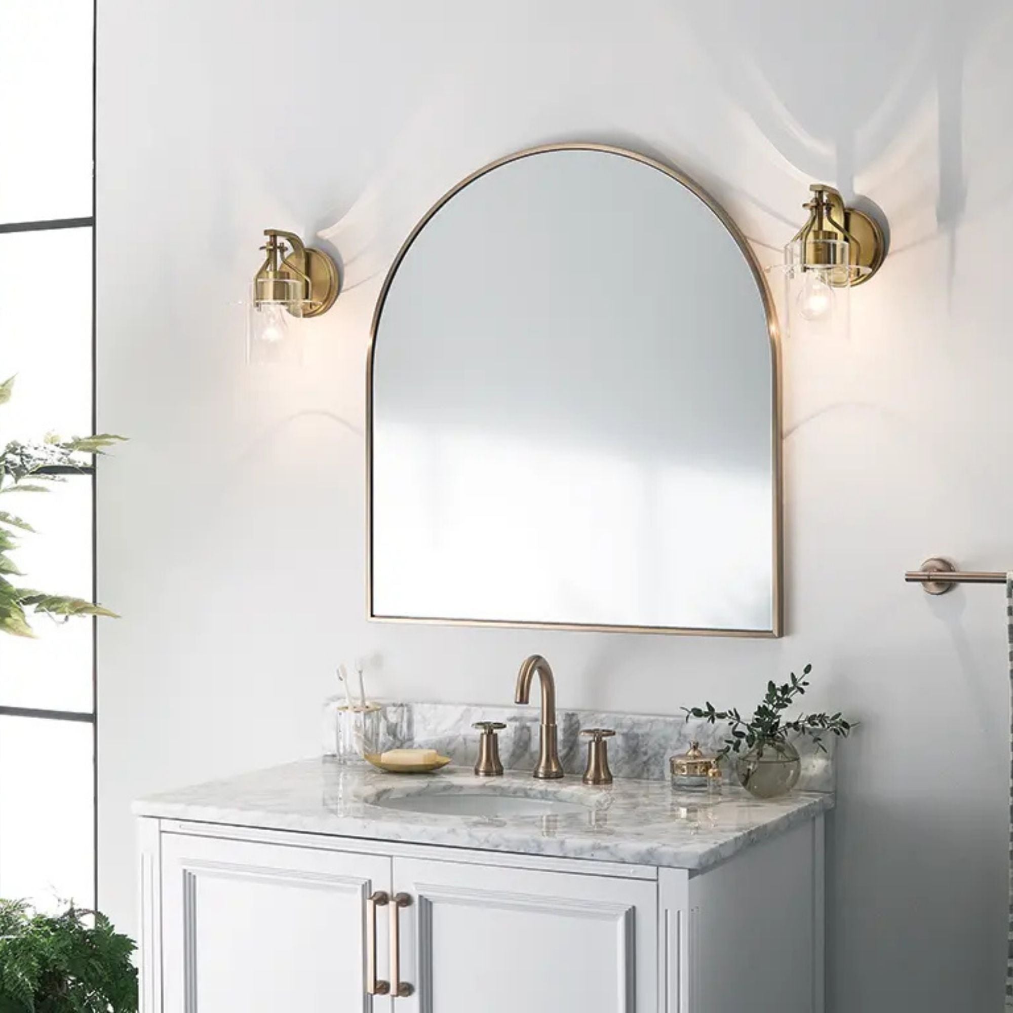 Kichler Lighting - Everett 9" Wall Sconce, Brushed Brass Finish | Bees Lighting