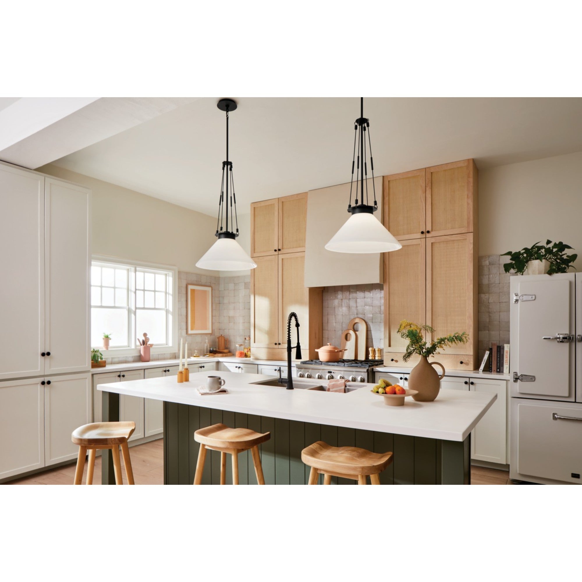 Albers 18" Pendant, Black Finish - Bees Lighting
