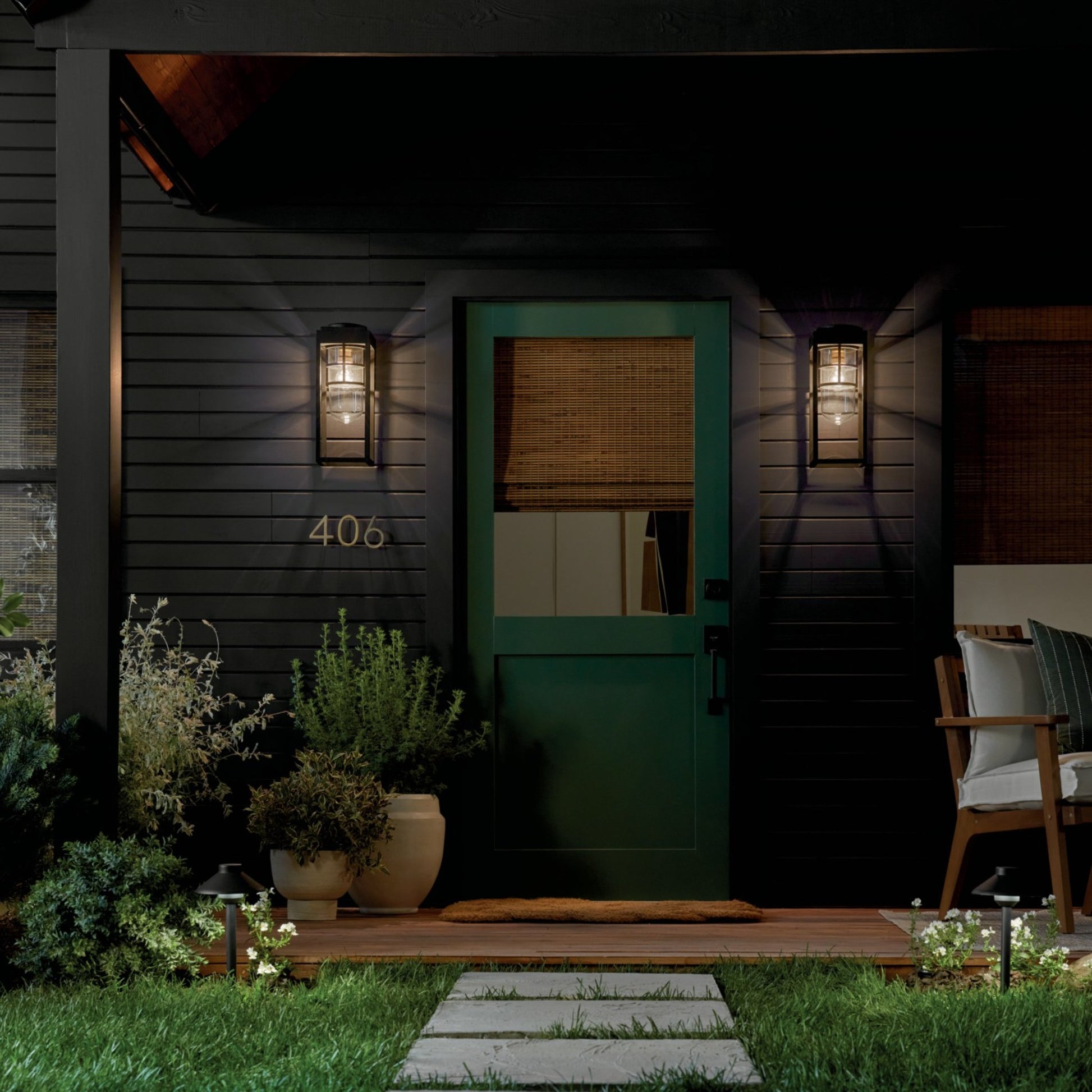 Hone 18" Outdoor Wall Light, Textured Black Finish - Bees Lighting