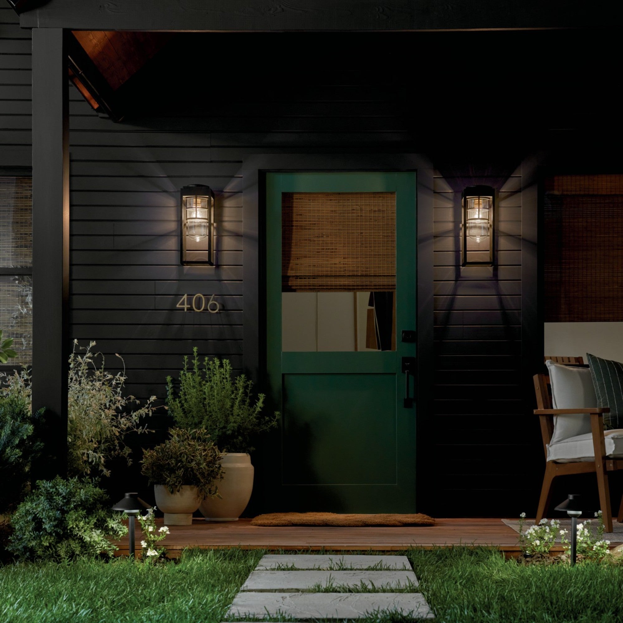 Hone 18" Outdoor Wall Light, Textured Black Finish - Bees Lighting